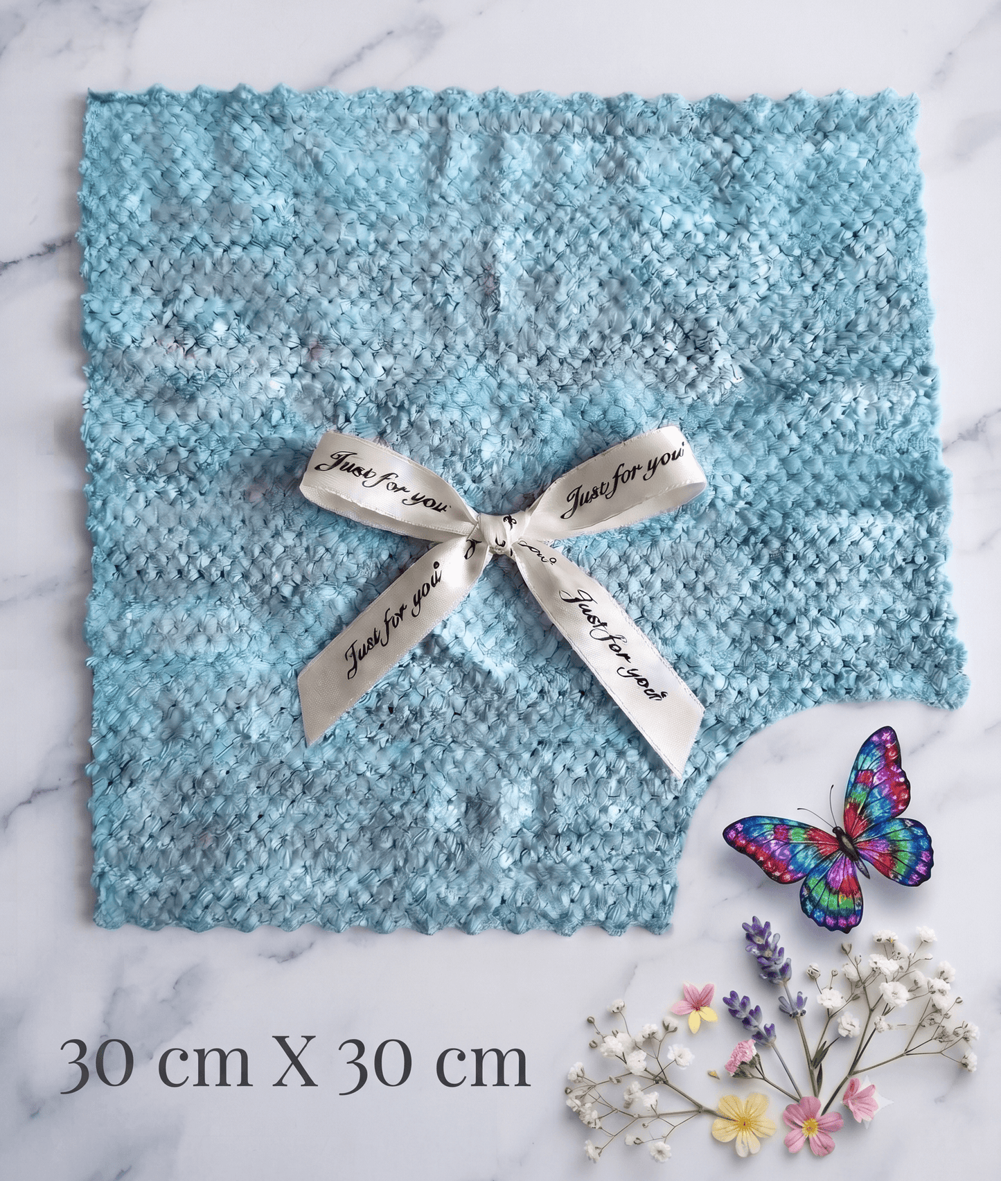 Serviette d'Invité Ourson bleue de 30 cm x 30 cm avec un nœud et fleurs, parfaite pour des occasions spéciales.