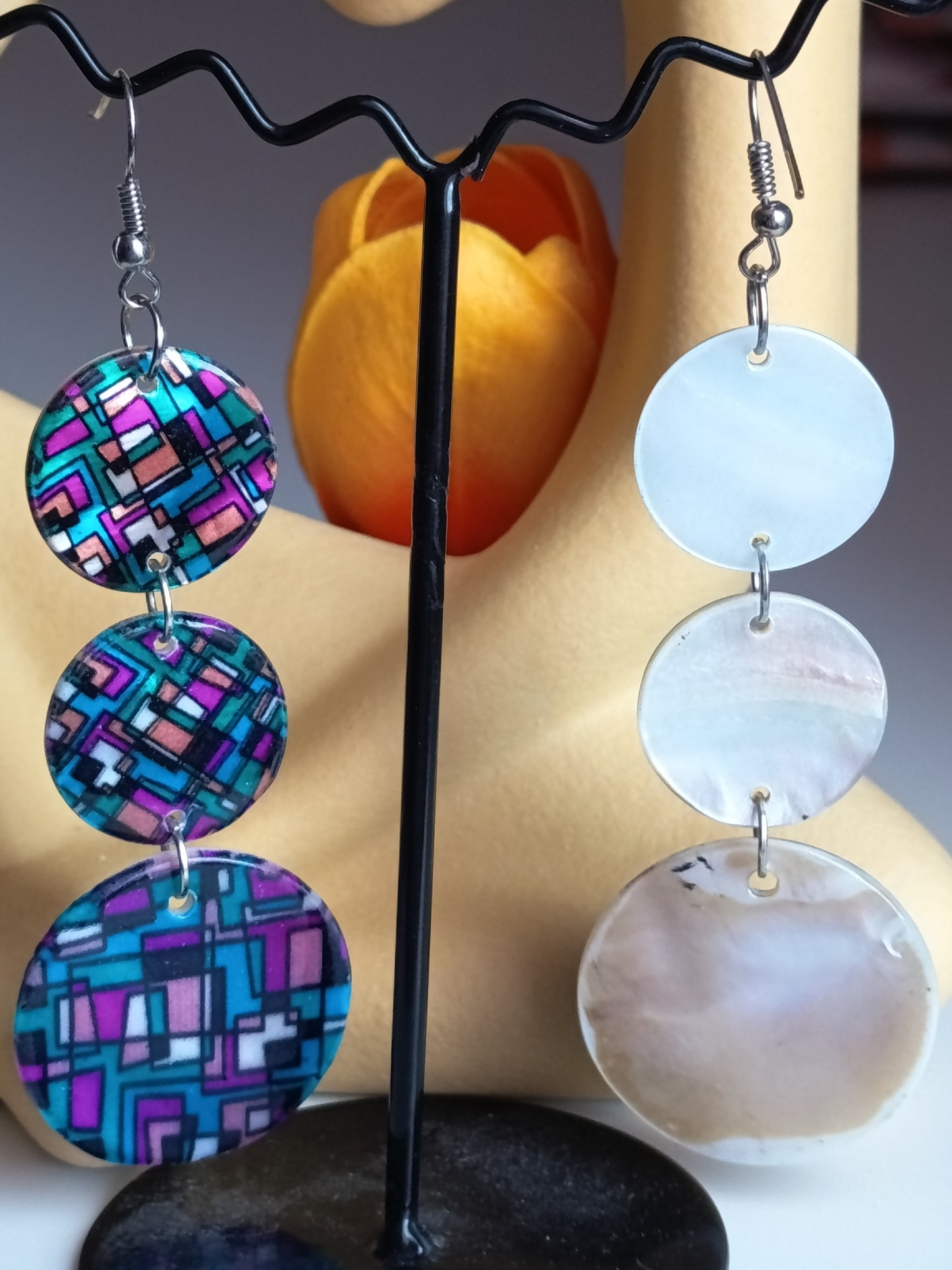 💖💐Boucles d'oreilles réversibles neuves, en nacre véritable et émail géométrique 💐💖