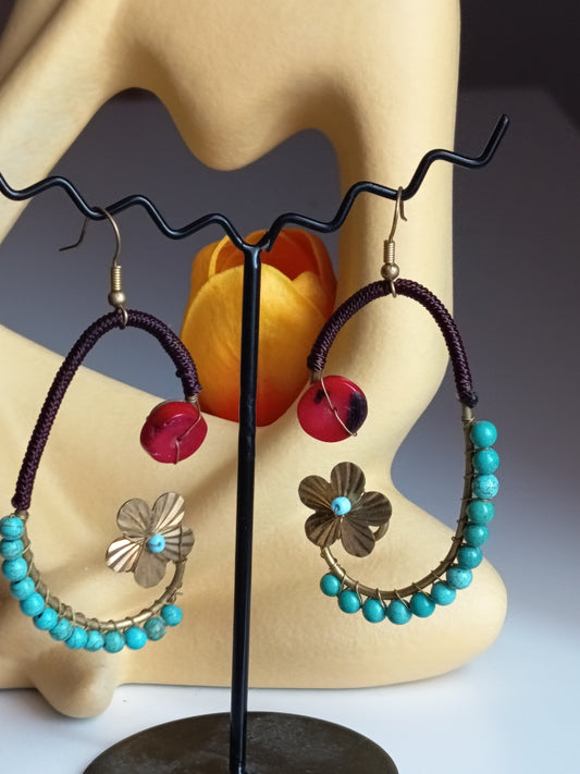 Créoles Ethniques "Lune de Jade" – Perles Turquoise & Fleur de Laiton Cisclée