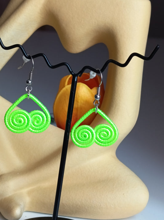 Bijoux fantaisie artisanaux, boucles d'oreilles spirales style néon vif.