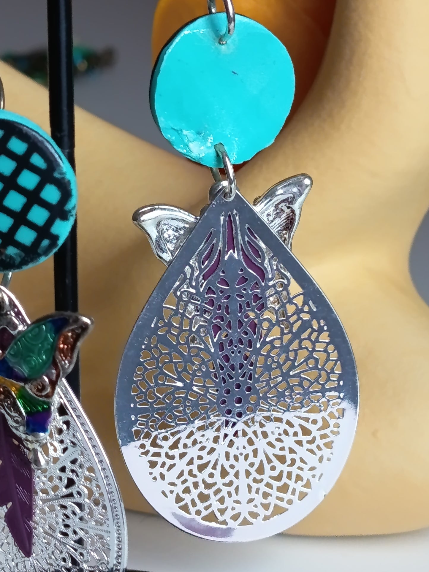 🦋✨ Boucles d'oreilles vintage "Papillon Filigrane" (Années 2000 - Stock dormant) : L'accessoire chic et original pour sublimer votre style ! 💎🌸🎨