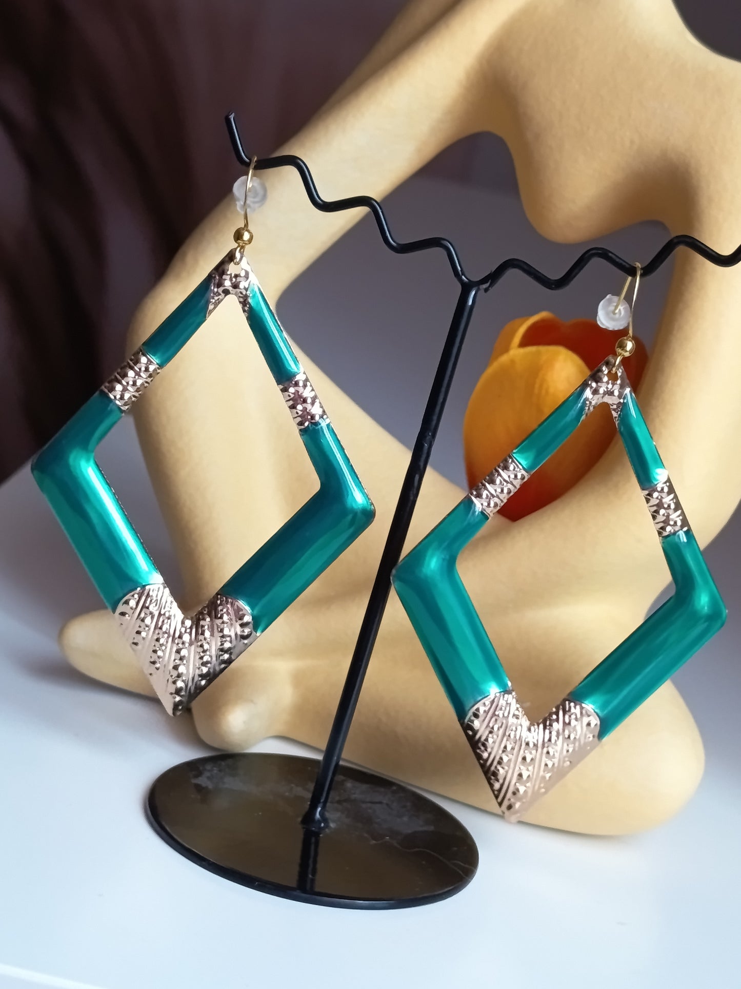 💎 Éclat Géométrique : Boucles d'Oreilles Losanges Émeraude & Or 💎