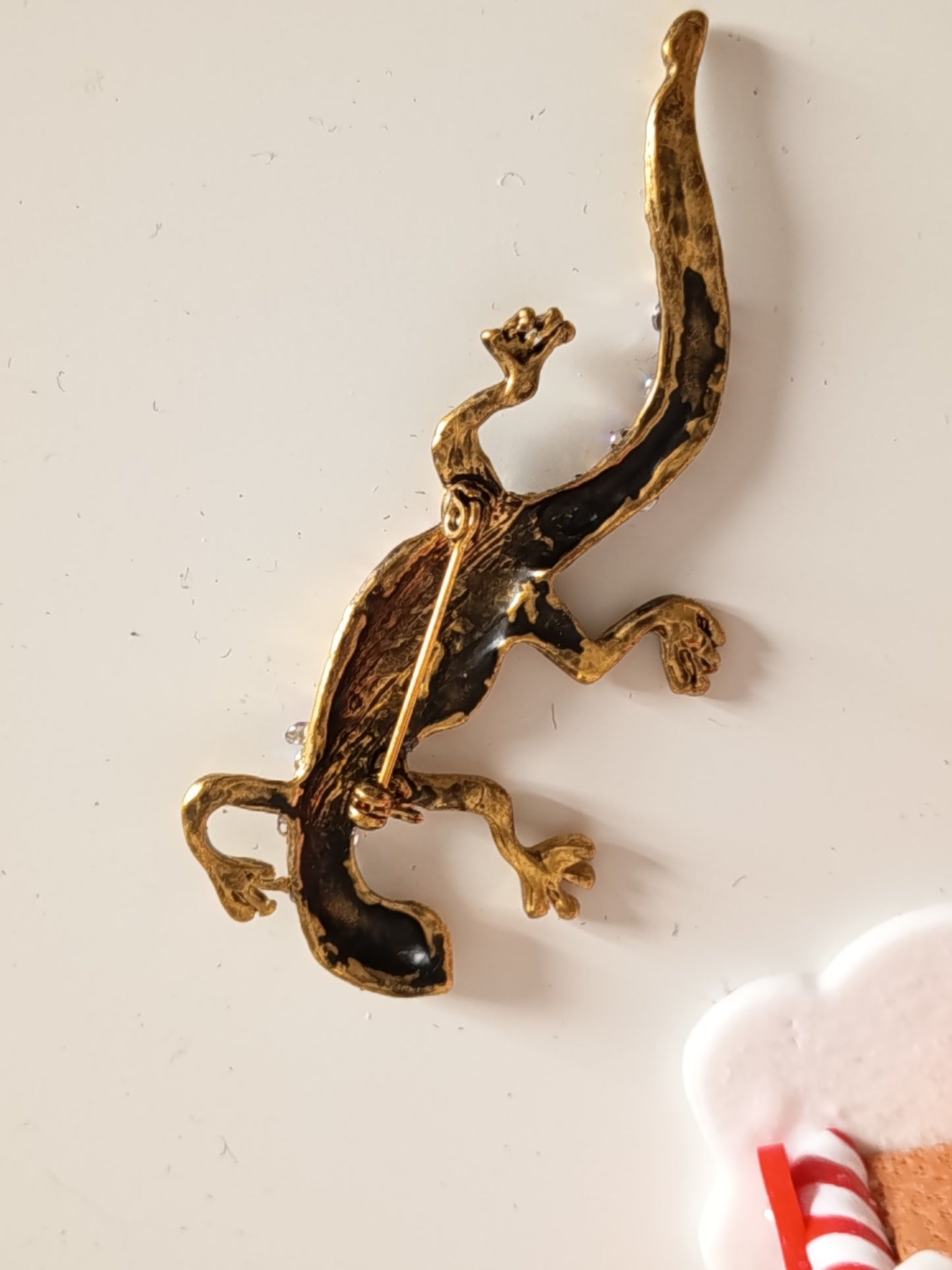 Broche Lézard Vintage Dorée – Cristaux Améthyste & Éclats Boréaux