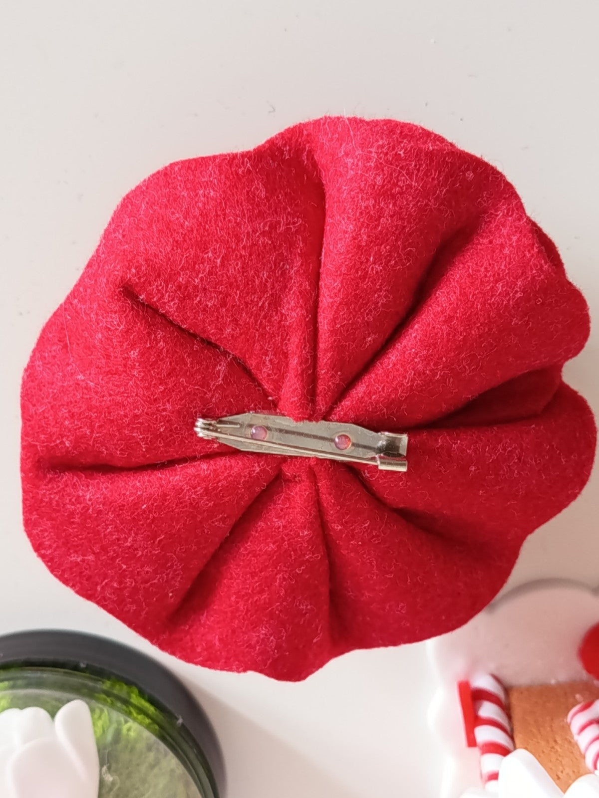 Détail de la fixation épingle au dos de la broche fleur rouge