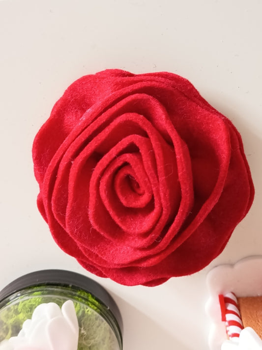 Broche en forme de rose rouge en feutre vue de face