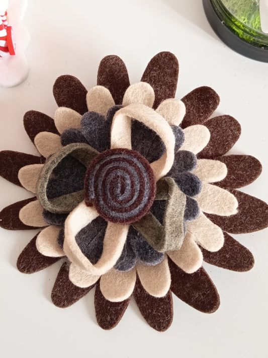 🏵️🦋Très grande broche artisanale en feutrine avec pétales multicouches et un coeur en spirale🦋🏵️