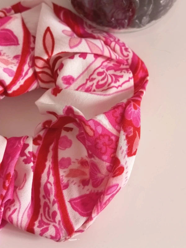 🌸 Chouchou Tissu Fleuri "Rose & Passion" – L'Élégance Bohème au Quotidien 💖