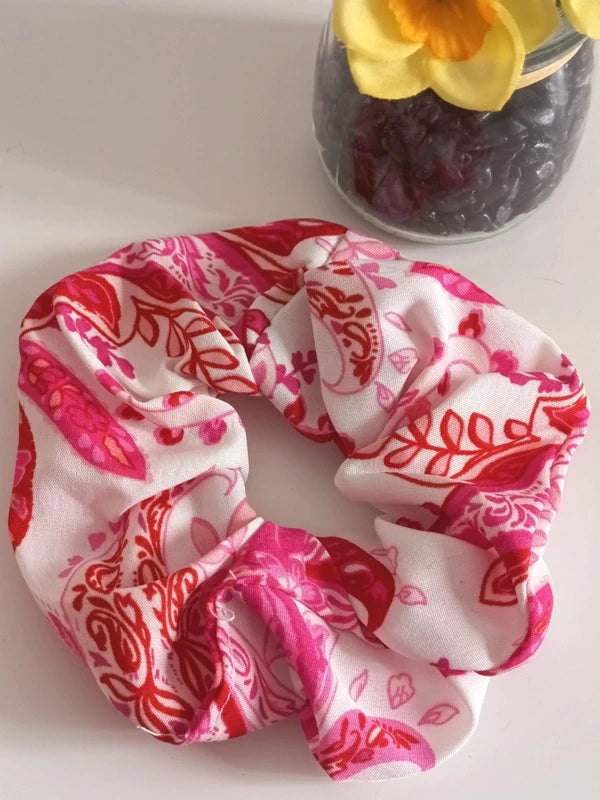🌸 Chouchou Tissu Fleuri "Rose & Passion" – L'Élégance Bohème au Quotidien 💖