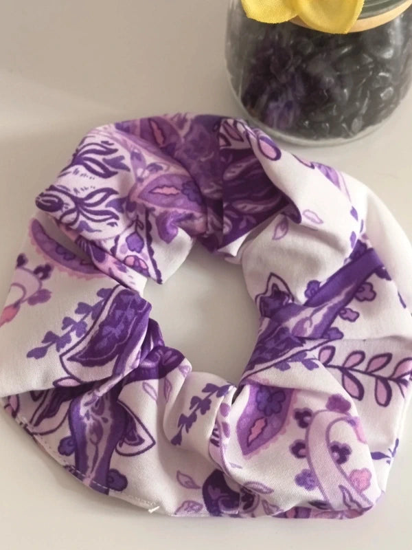 💜 Chouchou Élégant en Tissu Violet Rose & Blanc – Style Bohème & Tendance 🌸