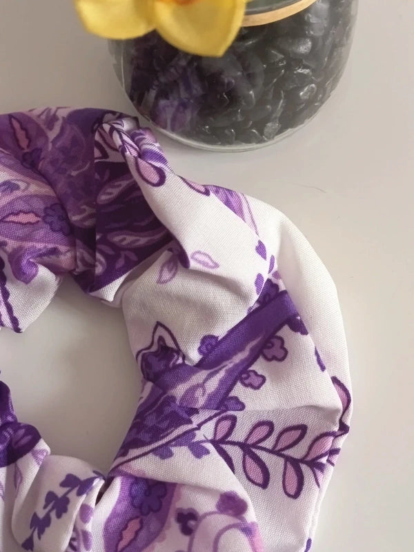 💜 Chouchou Élégant en Tissu Violet Rose & Blanc – Style Bohème & Tendance 🌸