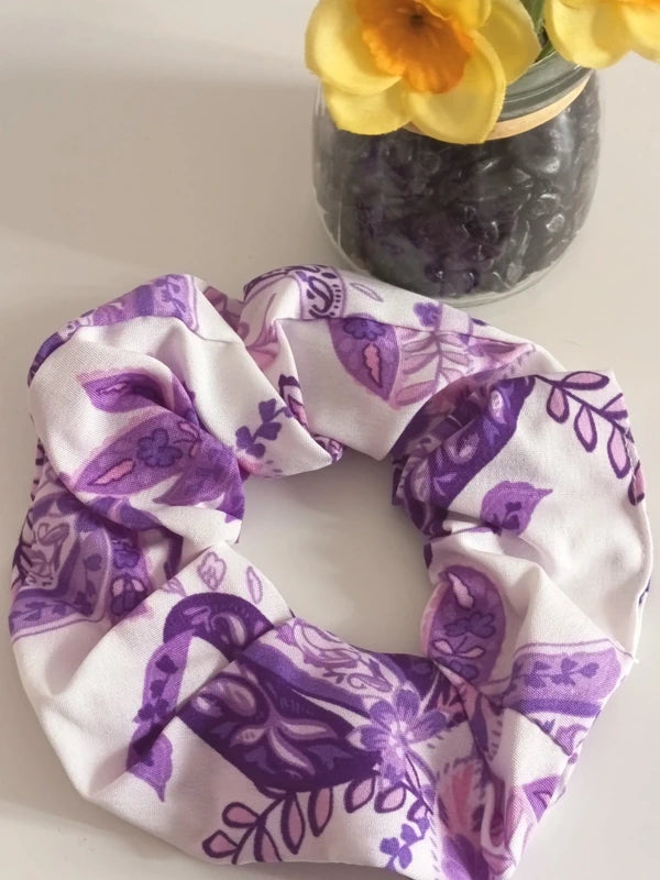 💜 Chouchou Élégant en Tissu Violet Rose & Blanc – Style Bohème & Tendance 🌸