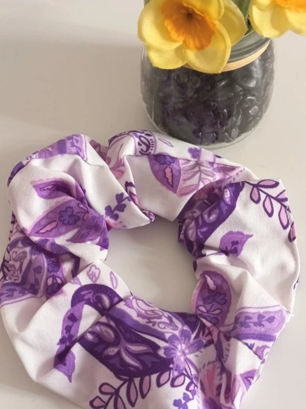 💜 Chouchou Élégant en Tissu Violet Rose & Blanc – Style Bohème & Tendance 🌸