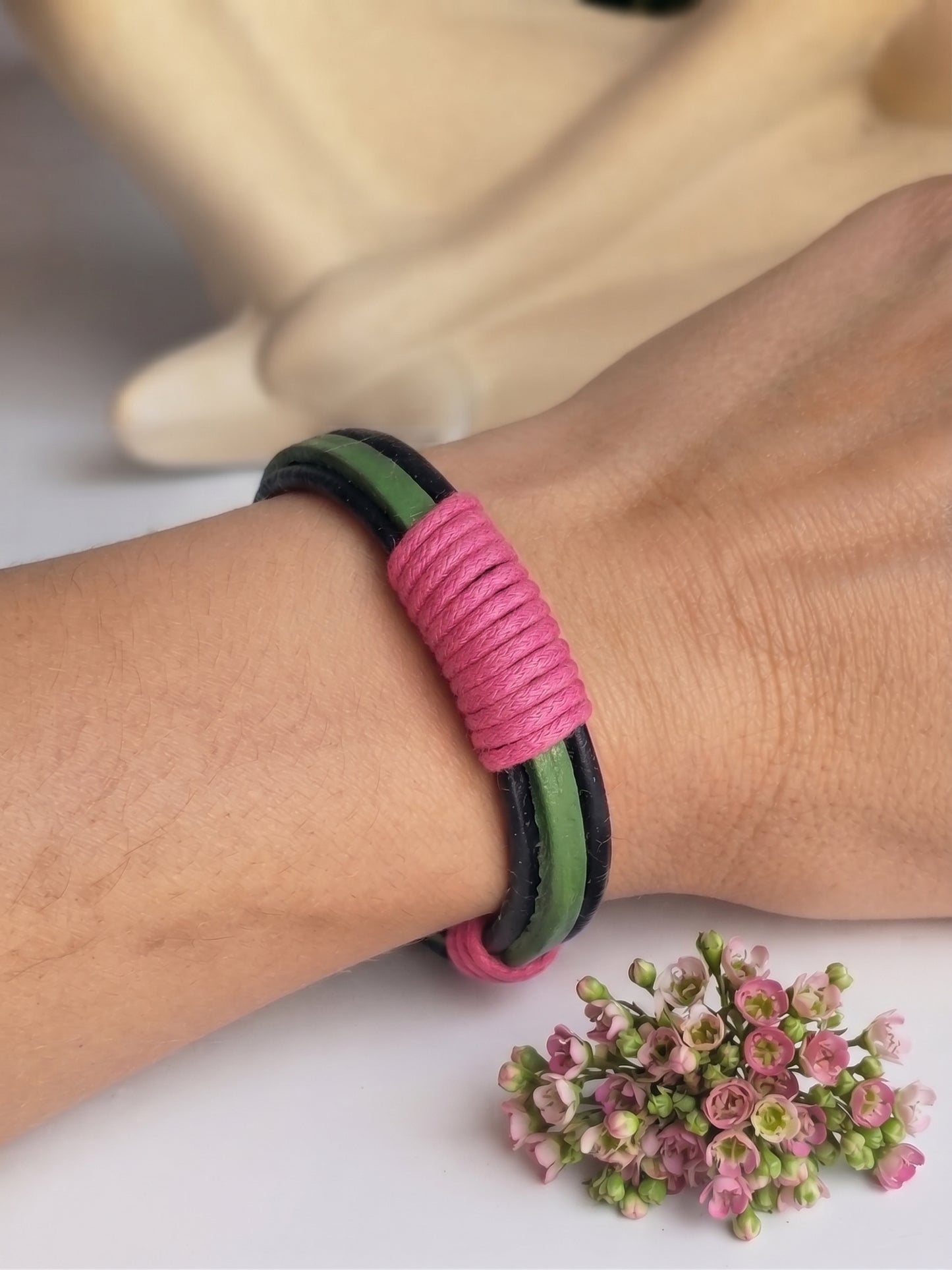 🌸 Le Rétro-Chic Y2K : Bracelet en Cuir Vert, Noir et Rose Fuchsia (Stock Dormant des Années 2000)