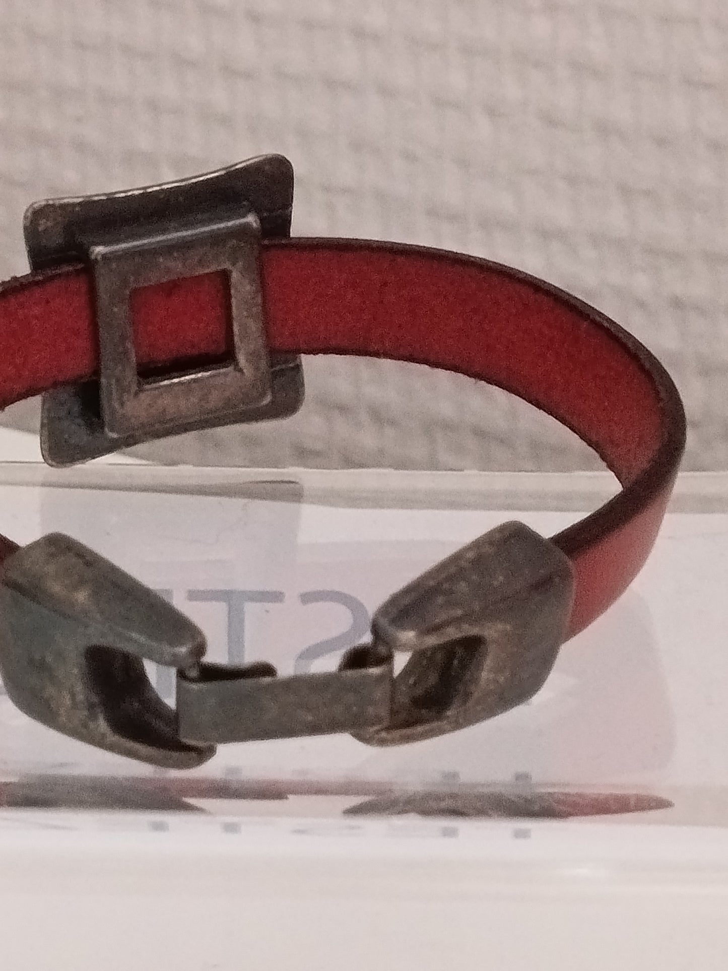 Bracelet Cuir Rouge "Esprit Bohème" – Ornement Médiéval en Métal Vieilli