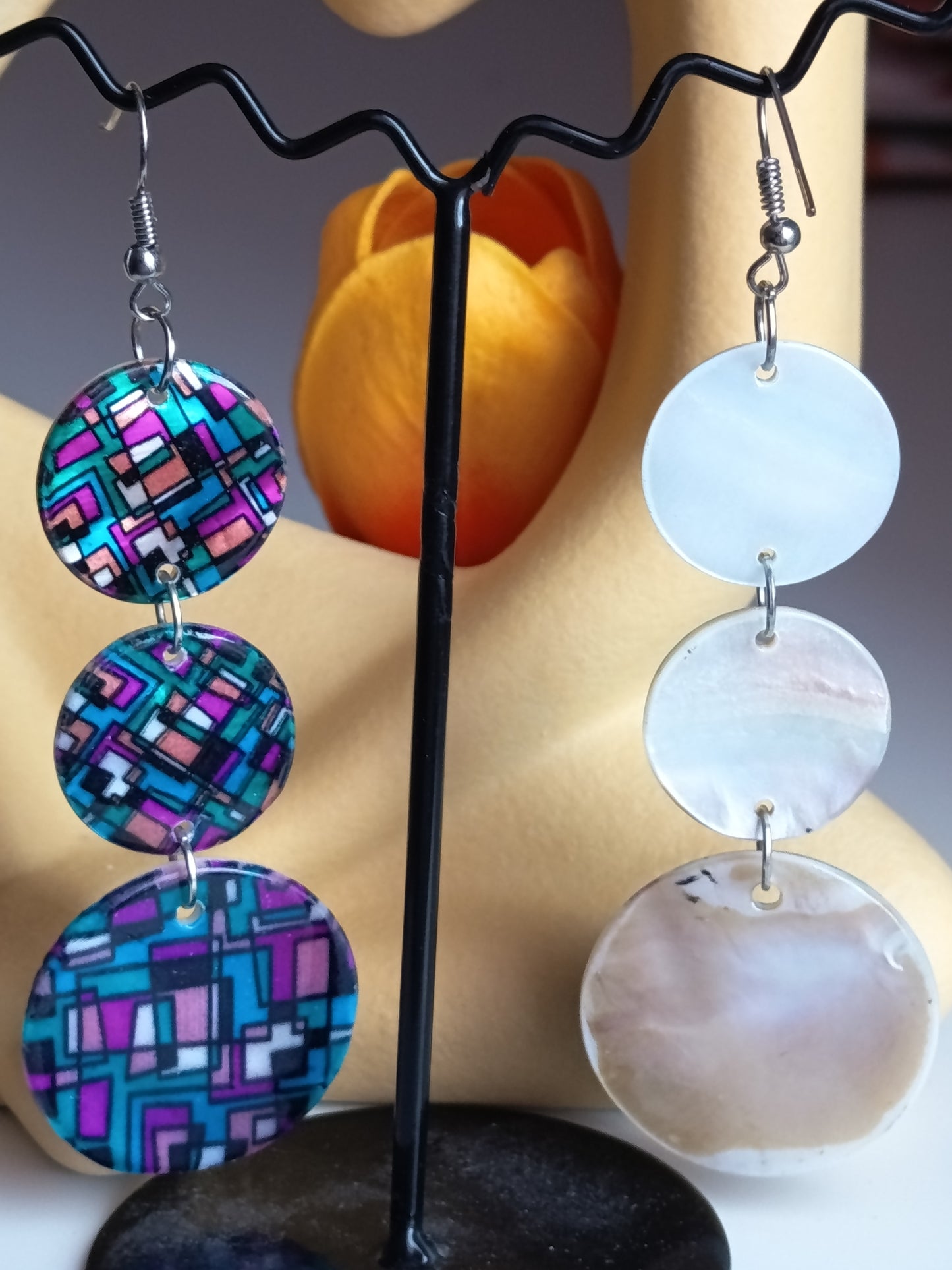 💖💐Boucles d'oreilles réversibles neuves, en nacre véritable et émail géométrique 💐💖