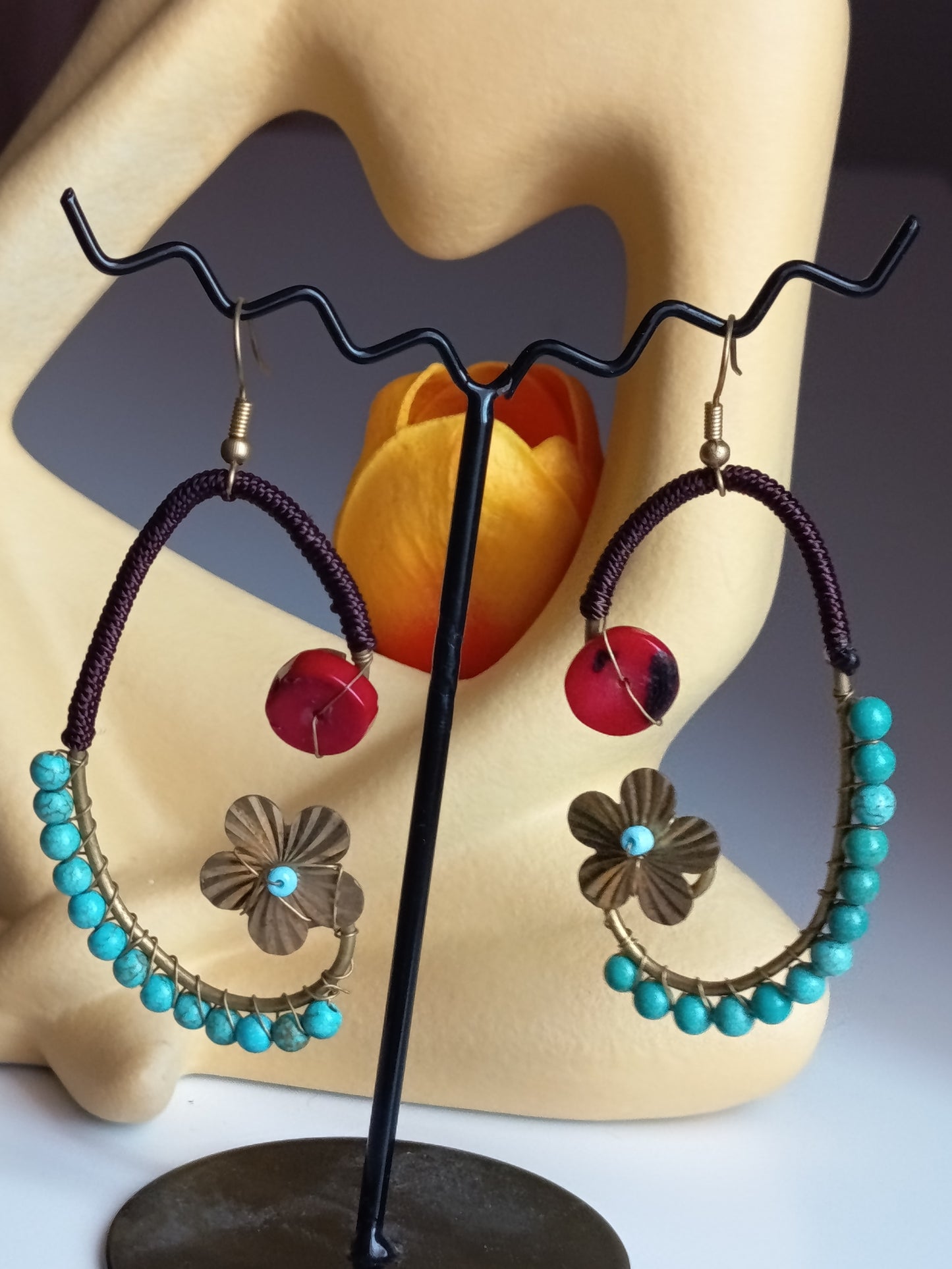 Créoles Ethniques "Lune de Jade" – Perles Turquoise & Fleur de Laiton Cisclée