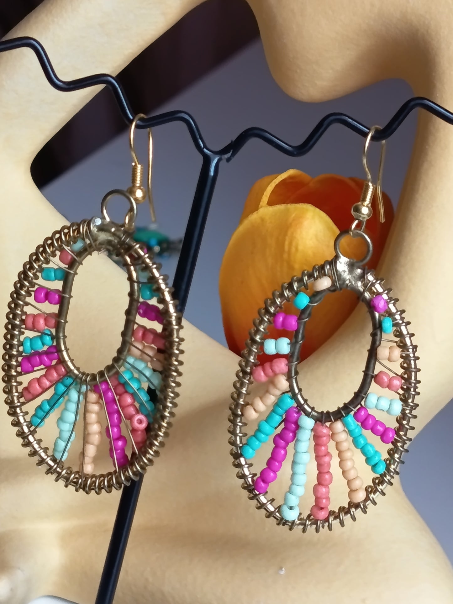 ✨ Boucles d’oreilles pendantes artisanales – Design ovale et perles colorées ✨