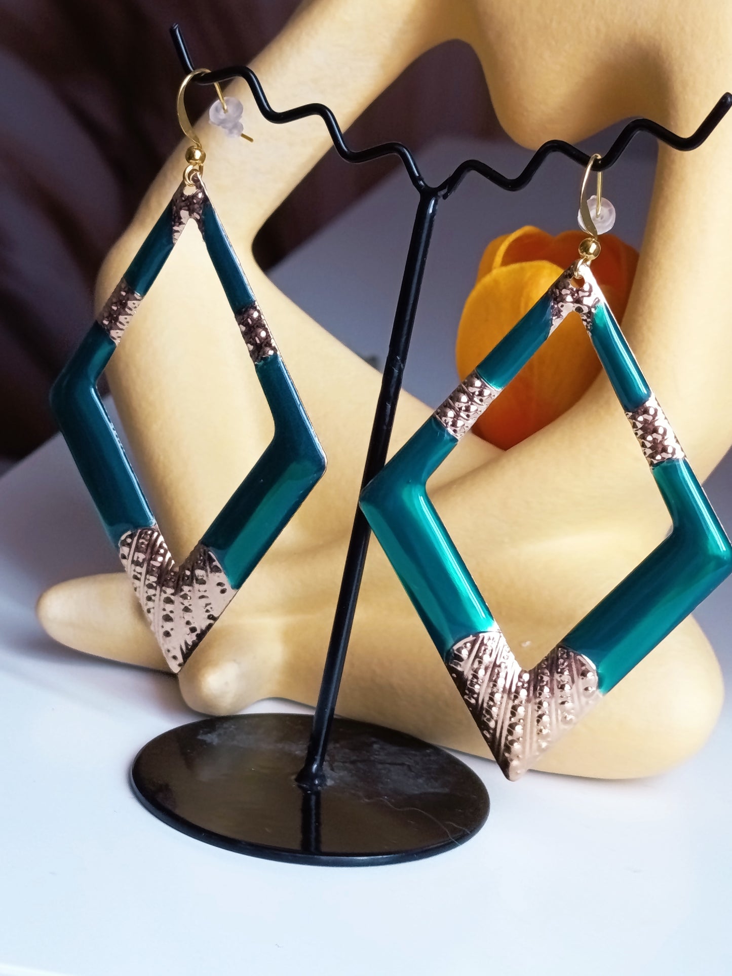 💎 Éclat Géométrique : Boucles d'Oreilles Losanges Émeraude & Or 💎