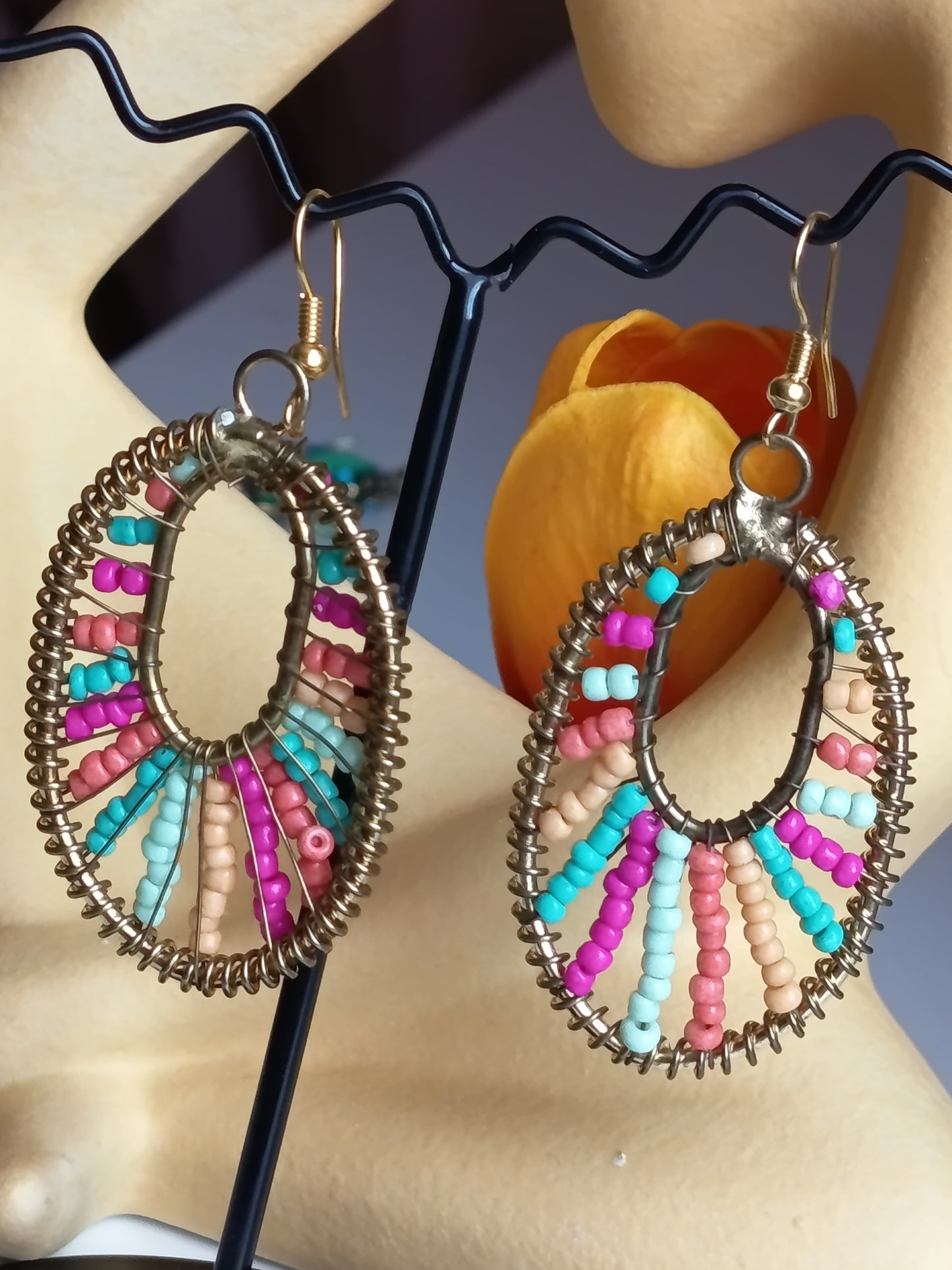 ✨ Boucles d’oreilles pendantes artisanales – Design ovale et perles colorées ✨