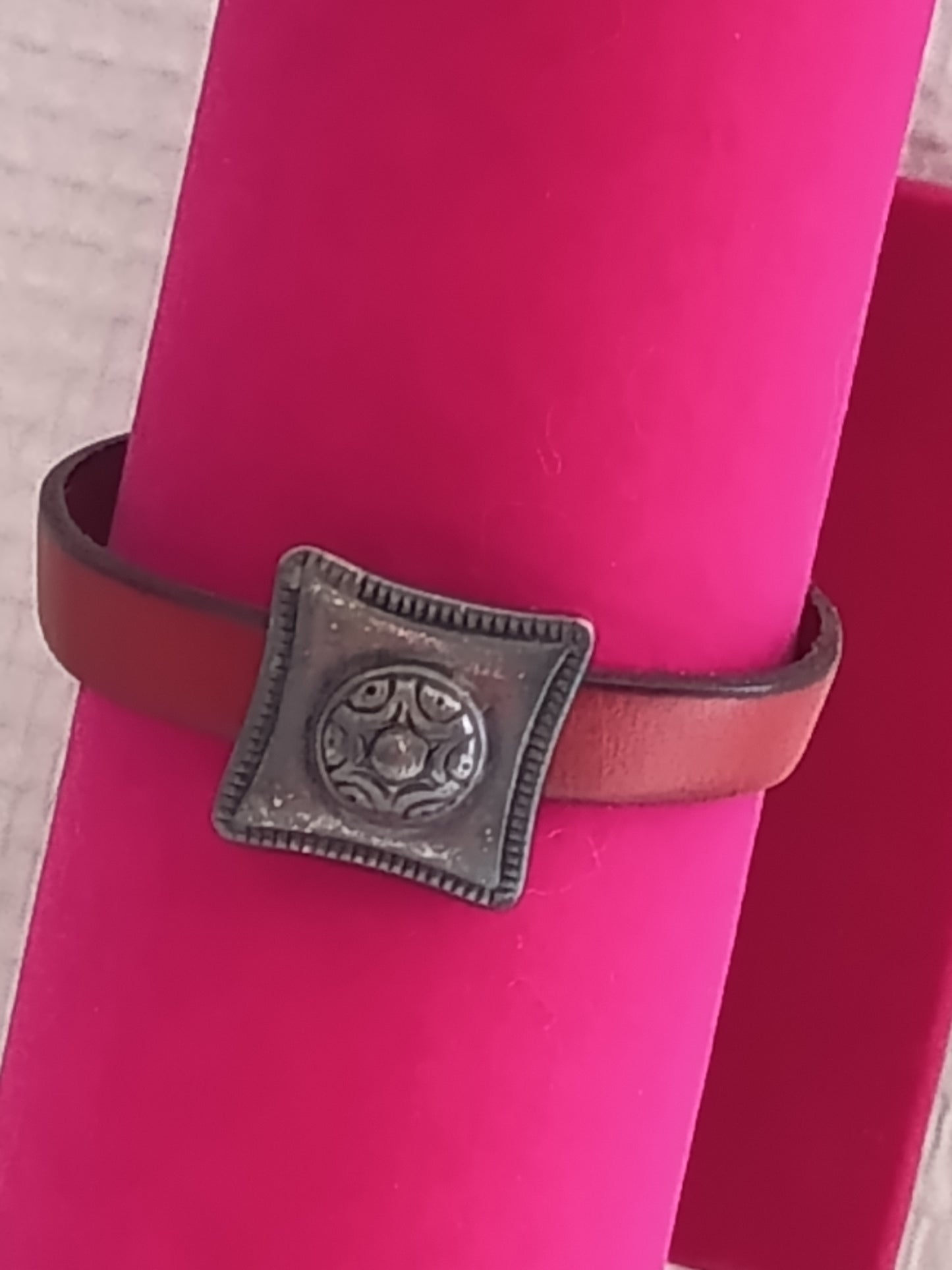 Bracelet Cuir Rouge "Esprit Bohème" – Ornement Médiéval en Métal Vieilli