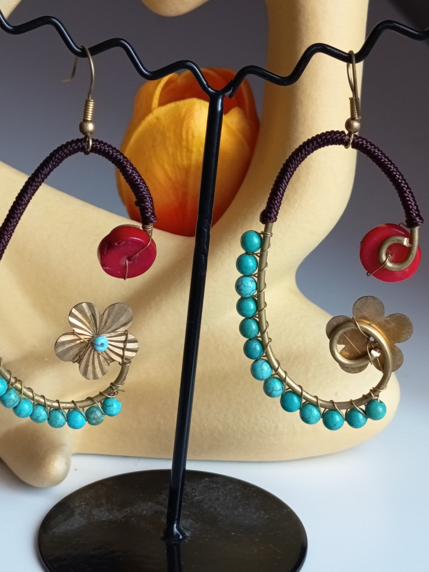 Créoles Ethniques "Lune de Jade" – Perles Turquoise & Fleur de Laiton Cisclée