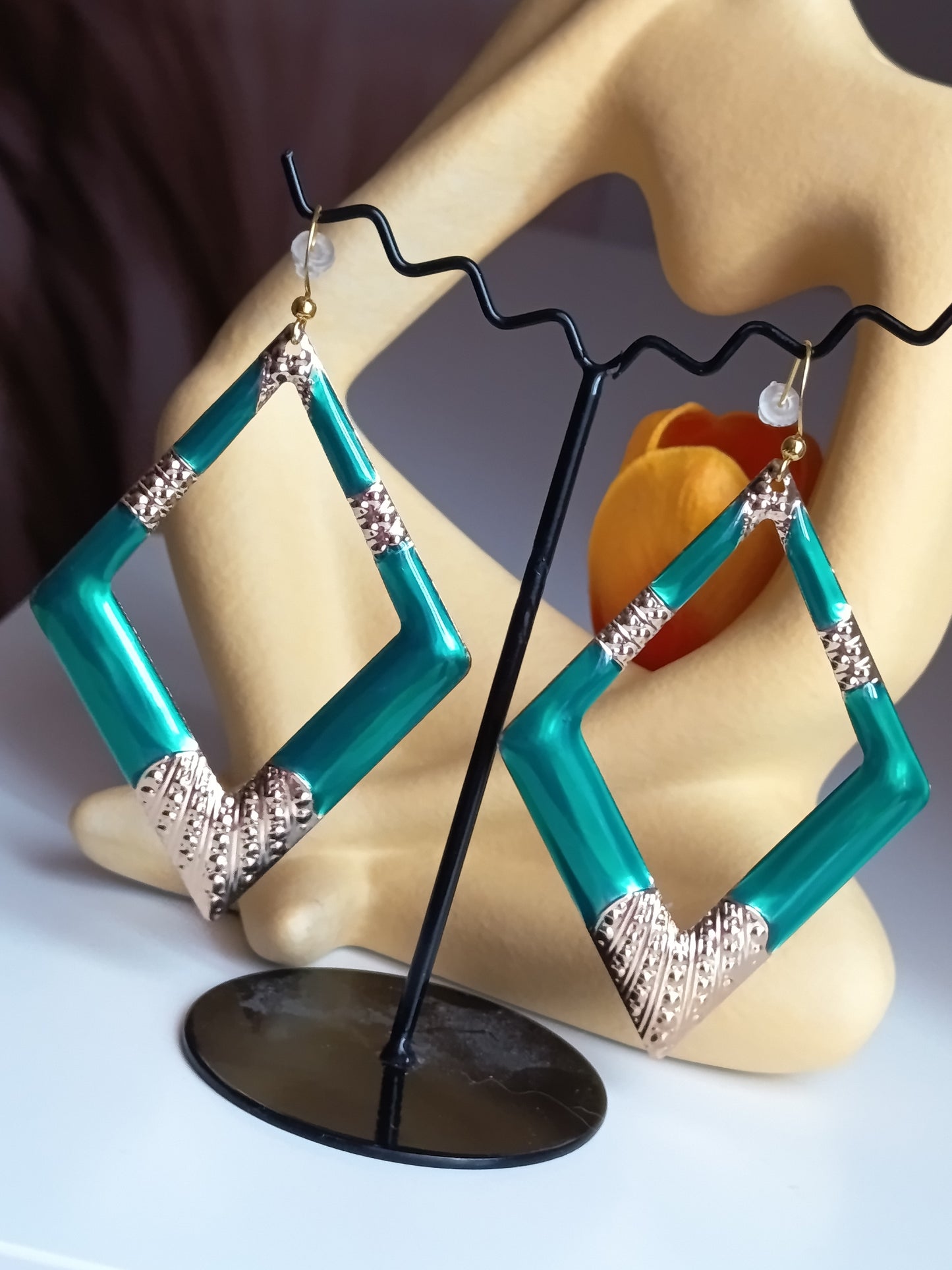 💎 Éclat Géométrique : Boucles d'Oreilles Losanges Émeraude & Or 💎