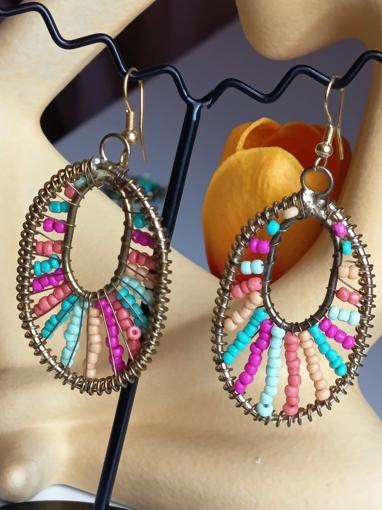✨ Boucles d’oreilles pendantes artisanales – Design ovale et perles colorées ✨