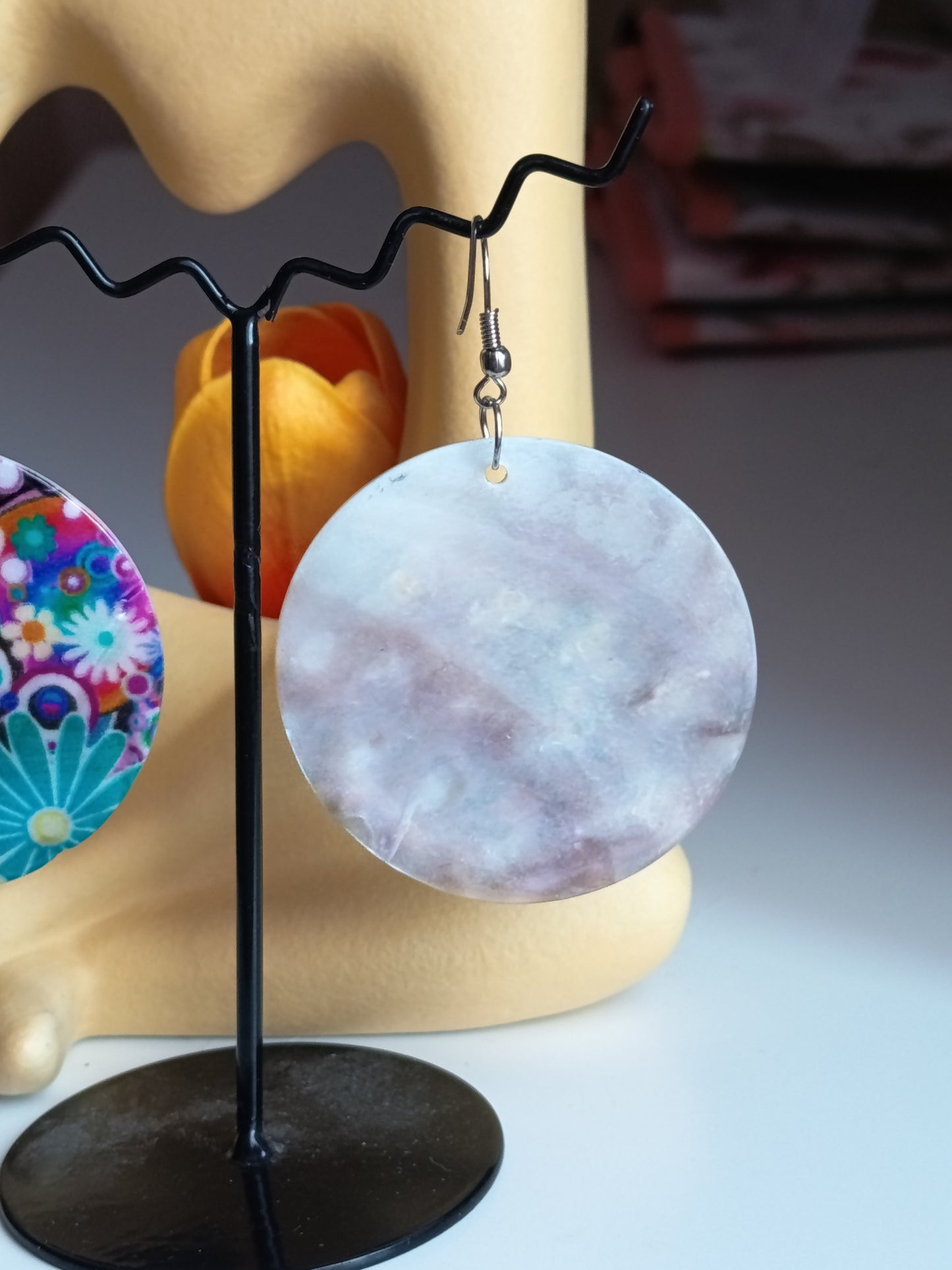 Boucles d'oreilles réversibles "Duo Eclat" en nacre naturelle et motif floral Pop