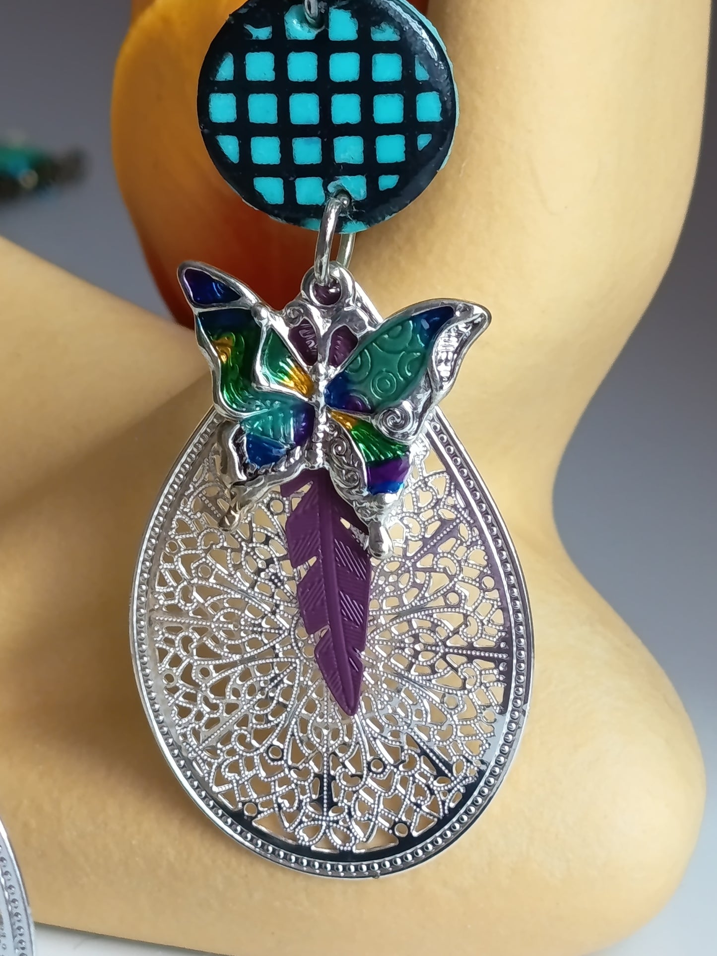 🦋✨ Boucles d'oreilles artisanales "Papillon & Filigrane" : L'accessoire chic et original pour sublimer votre style ! 💎🌸🎨