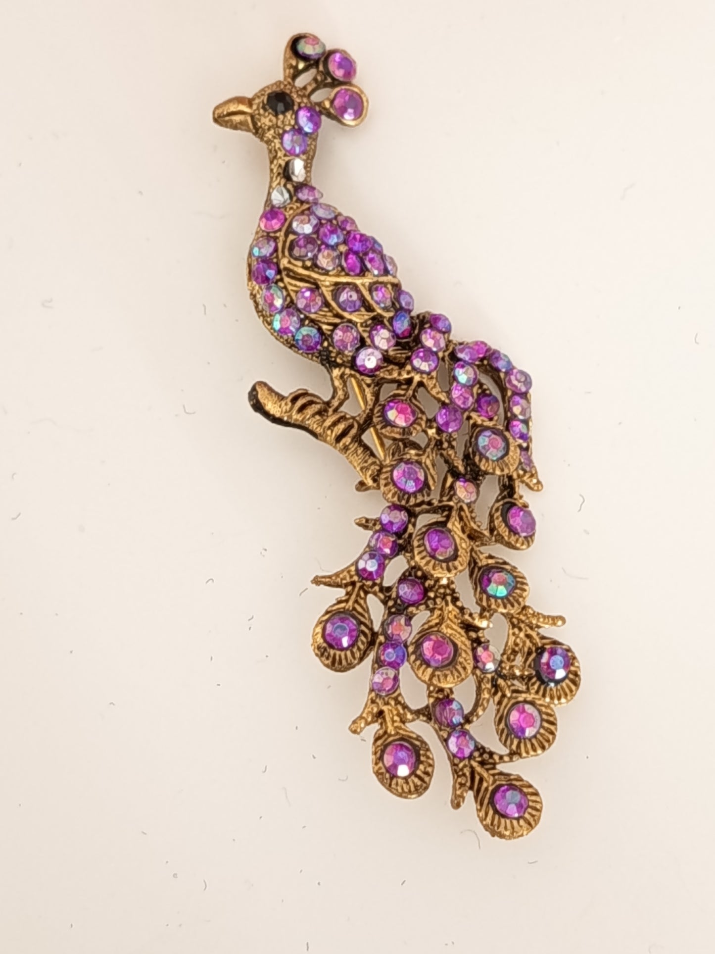 🌺🦚Broche Paon Royale Vintage, Cristal Violet, rose & Aurore Boréale et finition dorée Antique🦚🌺