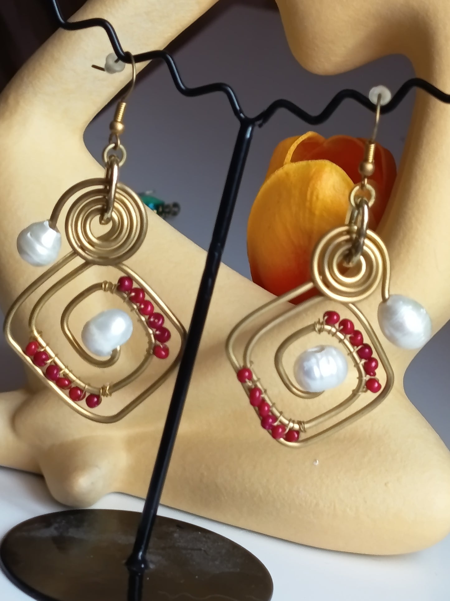 ✨ Boucles d'oreilles artisanales dorées : perles blanches & touches rouges ❤️