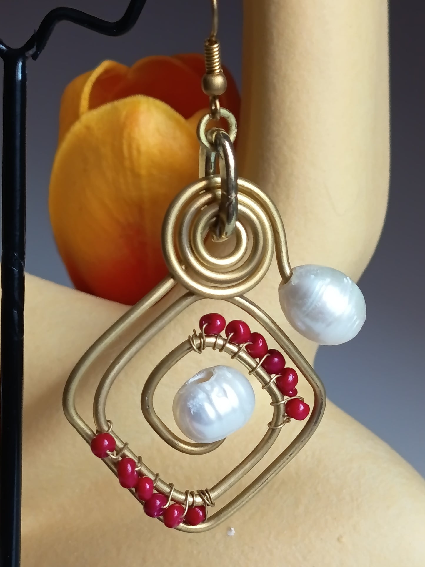 ✨ Boucles d'oreilles artisanales dorées : perles blanches & touches rouges ❤️