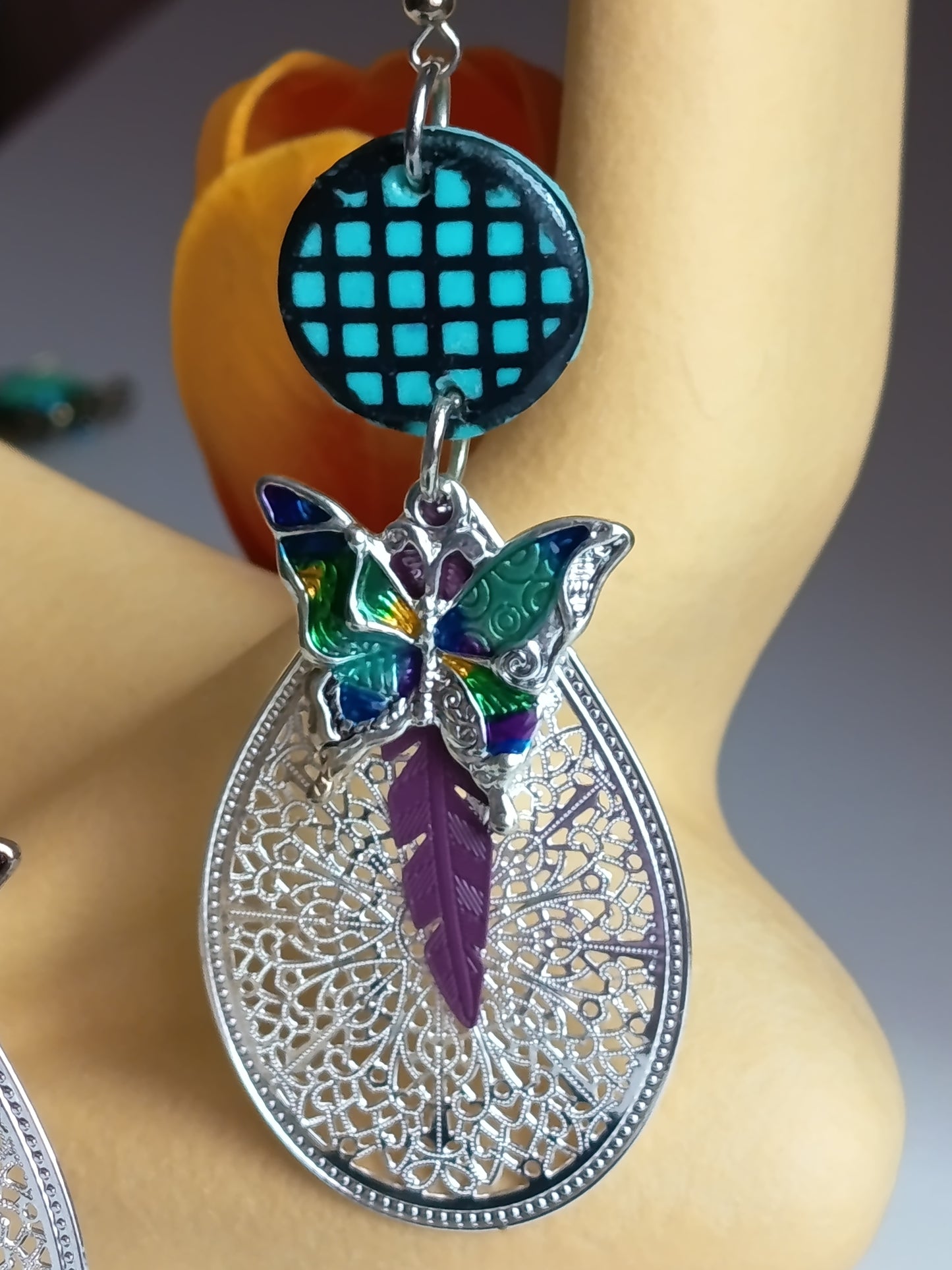🦋✨ Boucles d'oreilles artisanales "Papillon & Filigrane" : L'accessoire chic et original pour sublimer votre style ! 💎🌸🎨