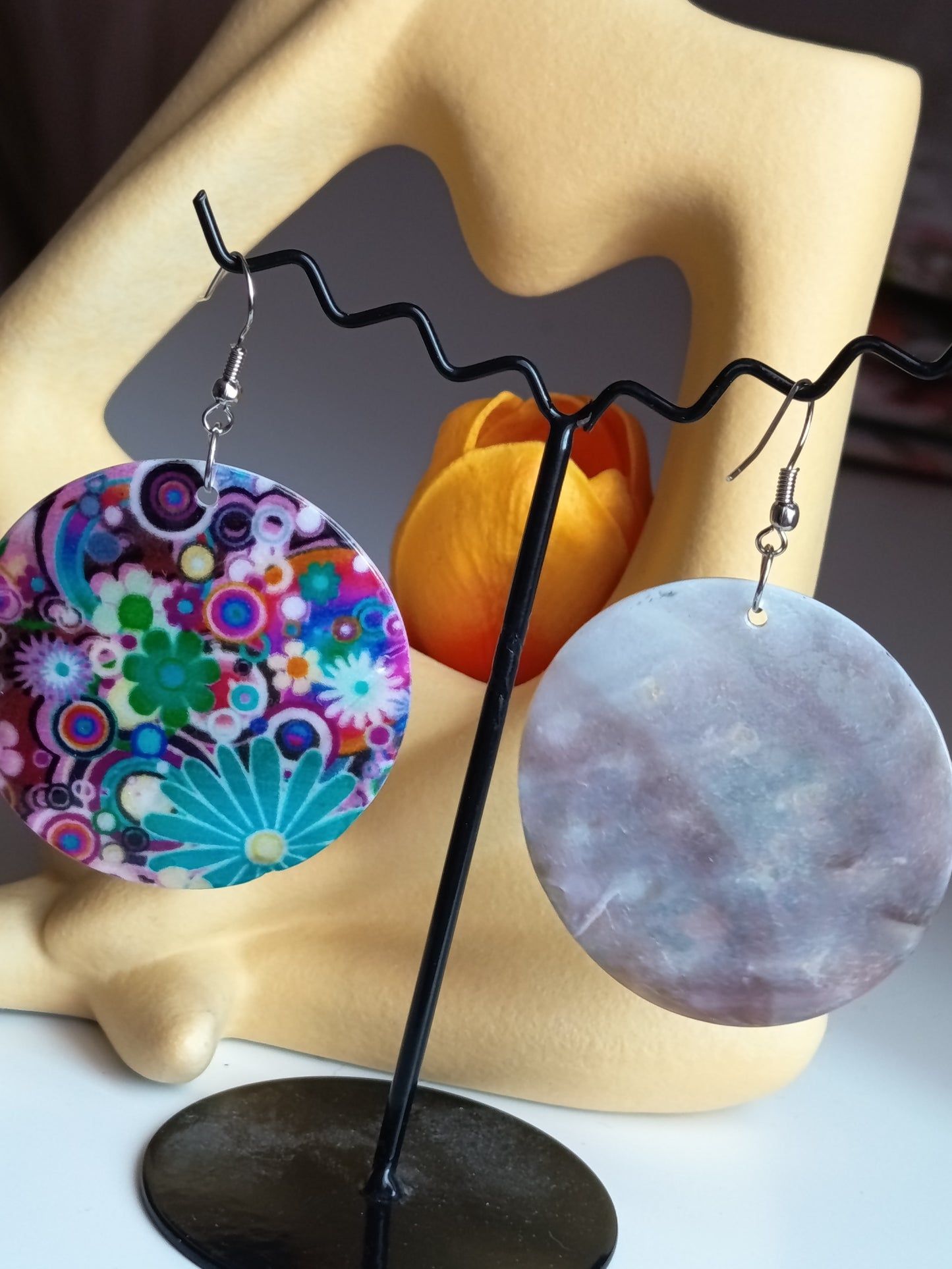 Boucles d'oreilles réversibles "Duo Eclat" en nacre naturelle et motif floral Pop