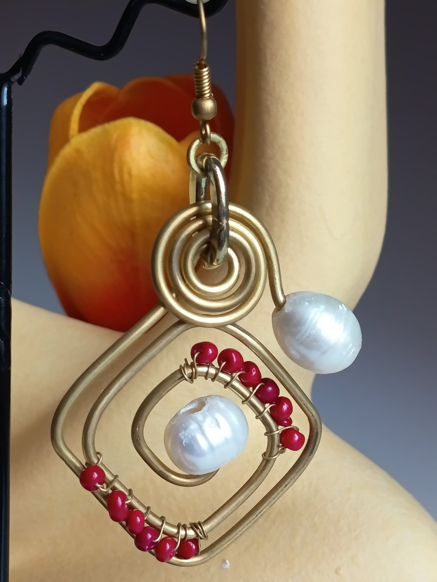 ✨ Boucles d'oreilles artisanales dorées : perles blanches & touches rouges ❤️