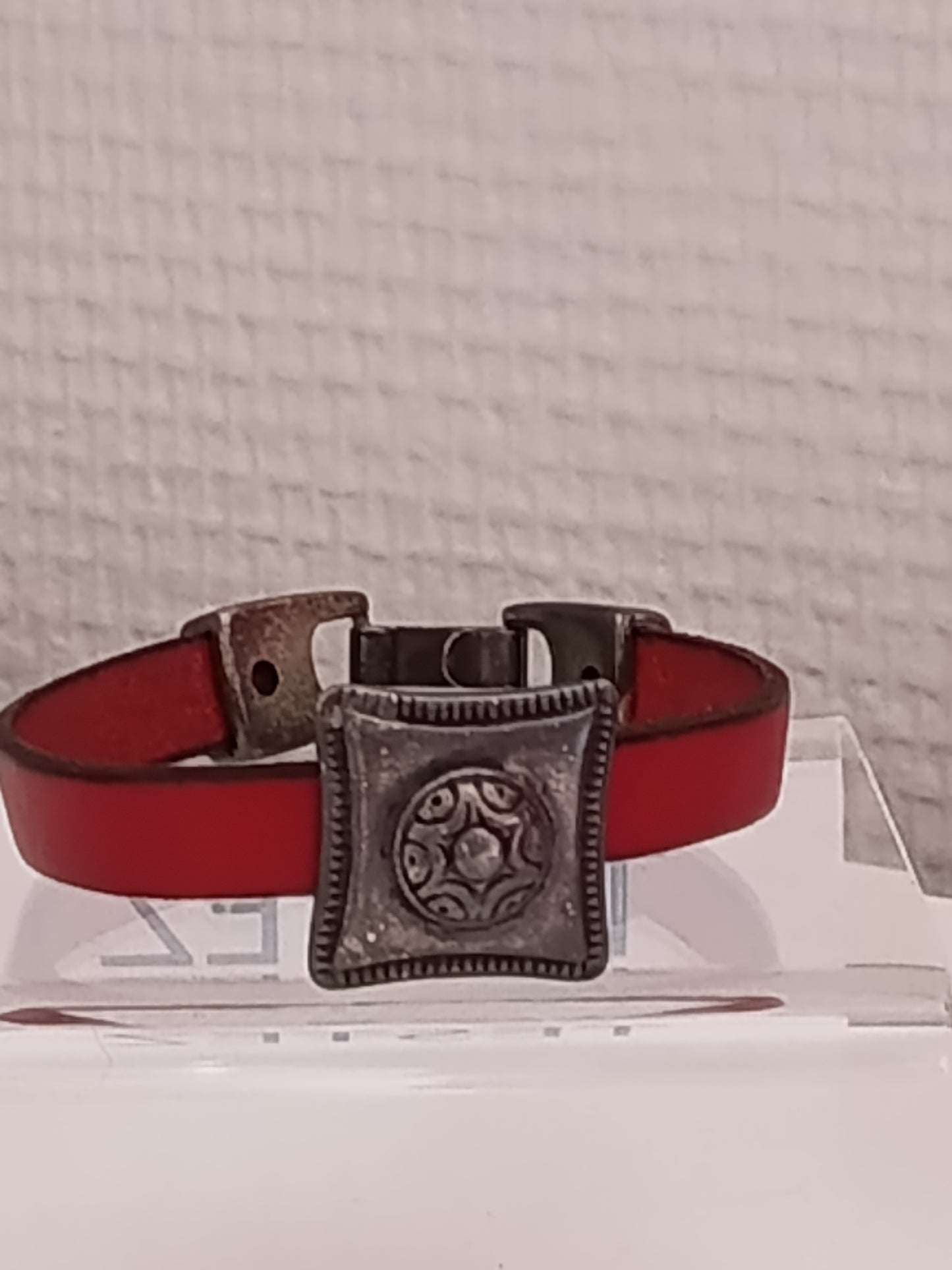 Bracelet Cuir Rouge "Esprit Bohème" – Ornement Médiéval en Métal Vieilli