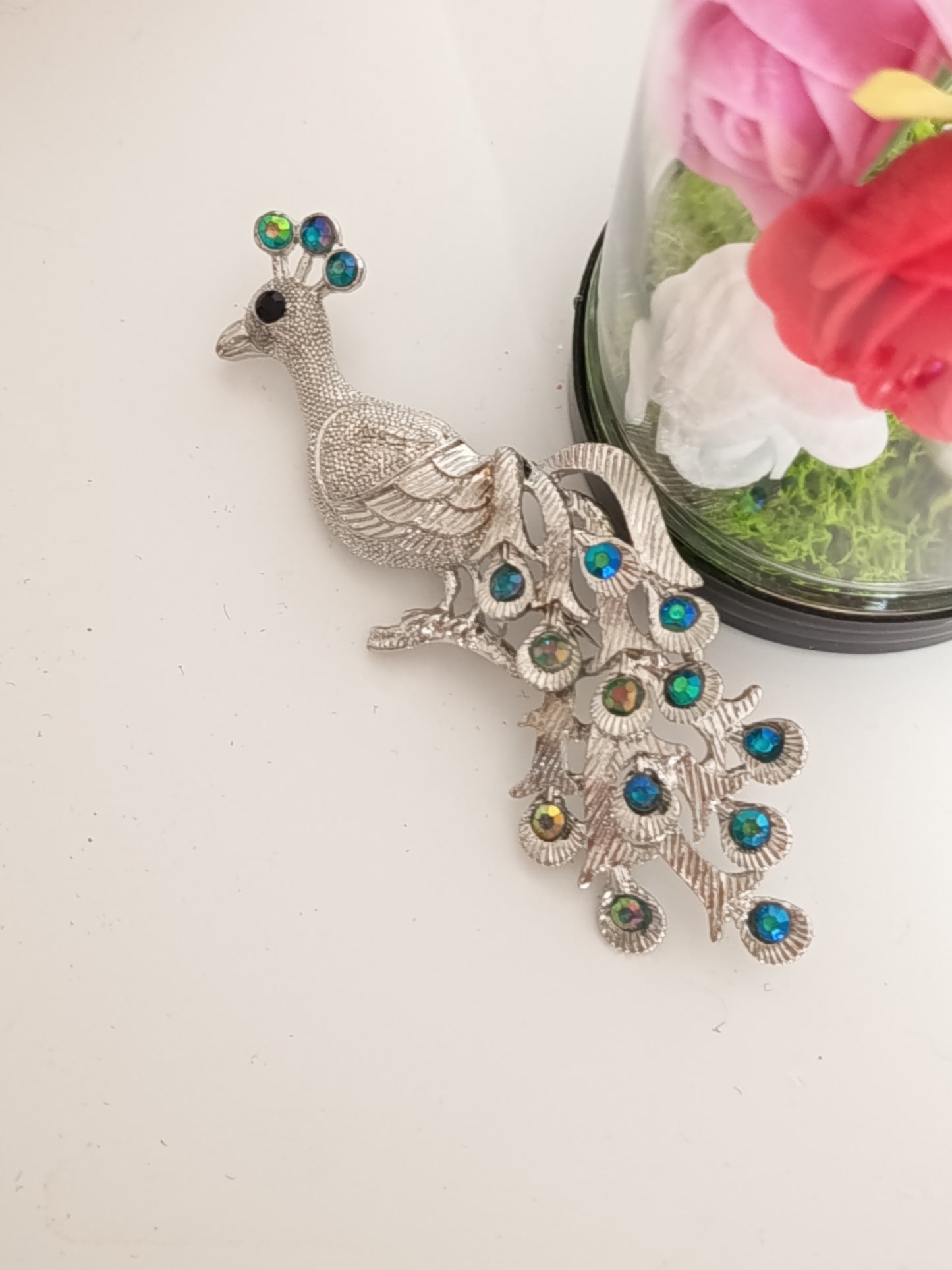 🦚 Broche Paon Vintage Art Déco – Métal Argenté et Cristaux Multicolores – Élégance Rétro et Raffinée ✨