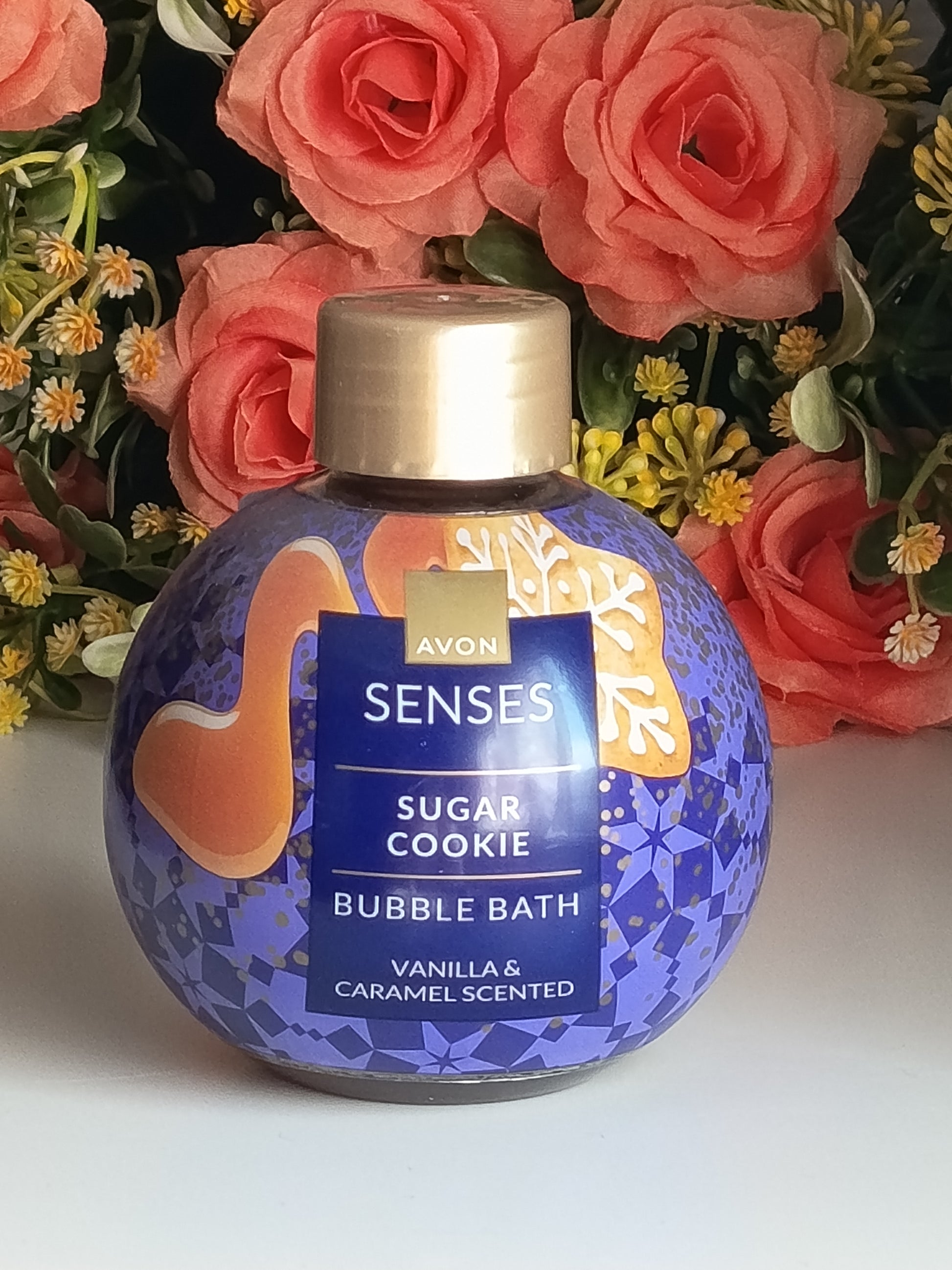 "Produit bien-être L'Univers des Boutiques : Bain moussant Avon Senses Sugar Cookie, parfum vanille et caramel."