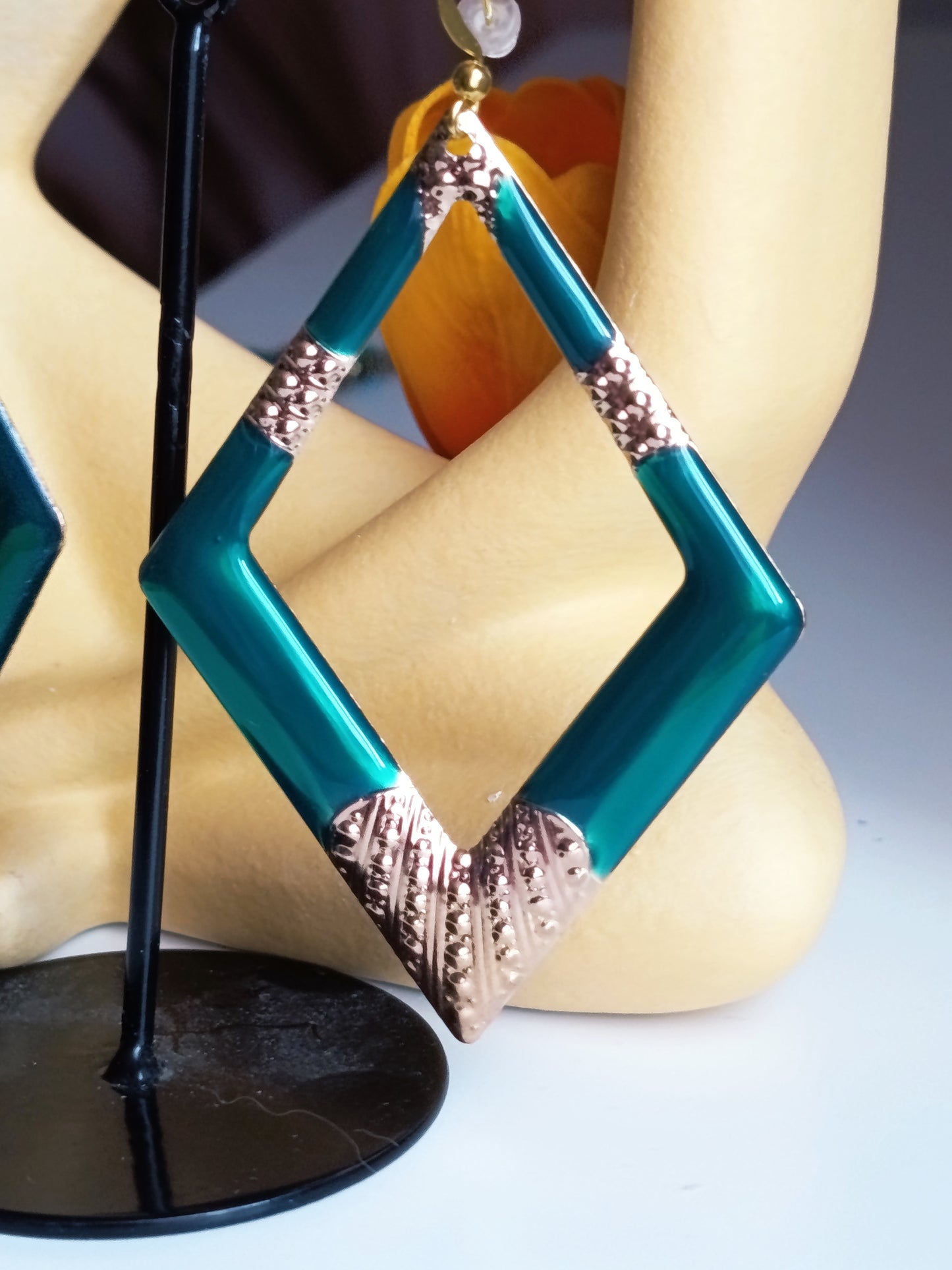💎 Éclat Géométrique : Boucles d'Oreilles Losanges Émeraude & Or 💎