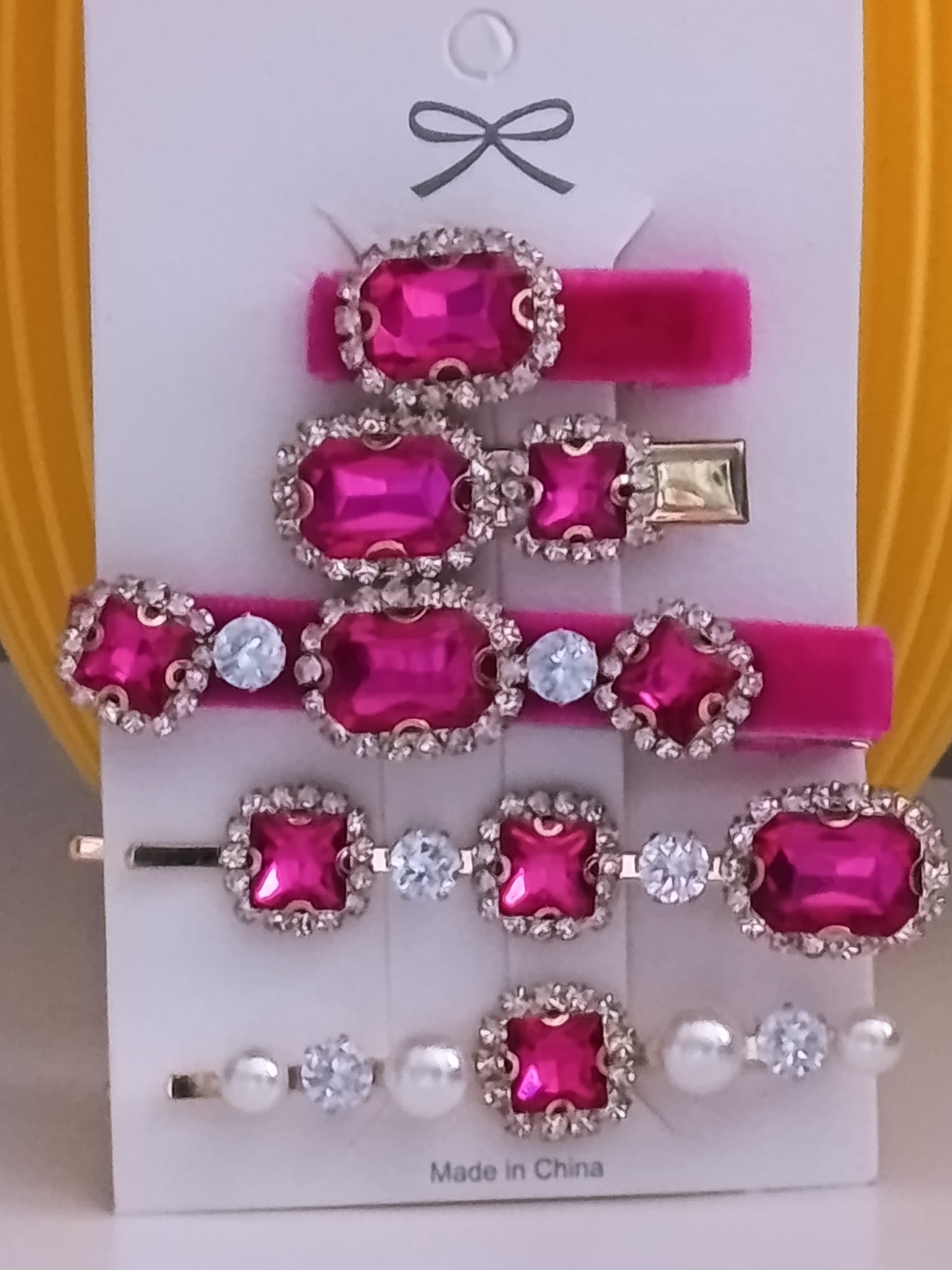 Lot de 3 pinces crocrodiles, et 2 barrettes de couleur fuchsia avec strass, le tout bien brillant
