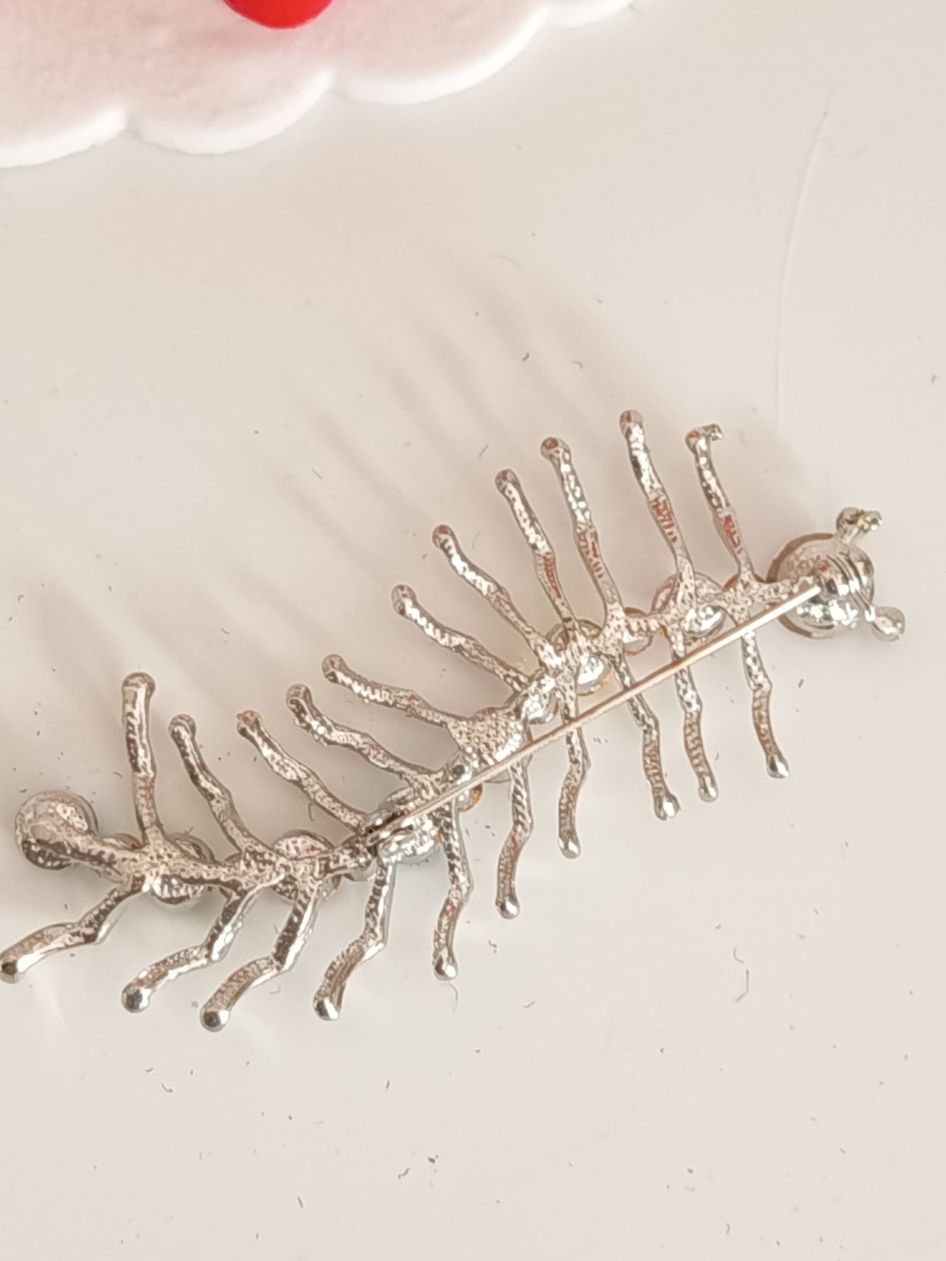 Broche mille pattes dos fermoir