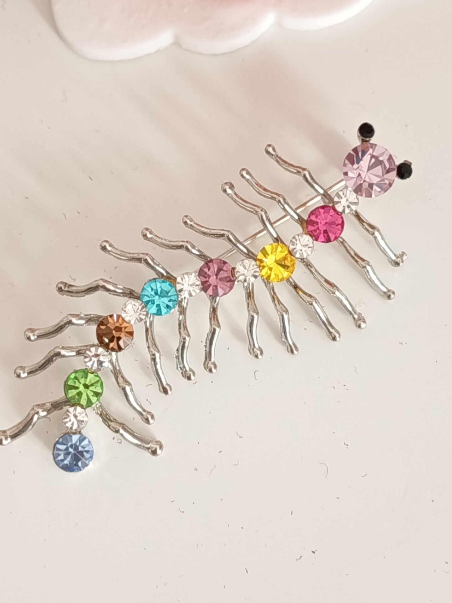 🐛 Broche fantaisie "Mille-Pattes" Arc-en-Ciel –Cristaux Étincelants & Finition Argentée ✨