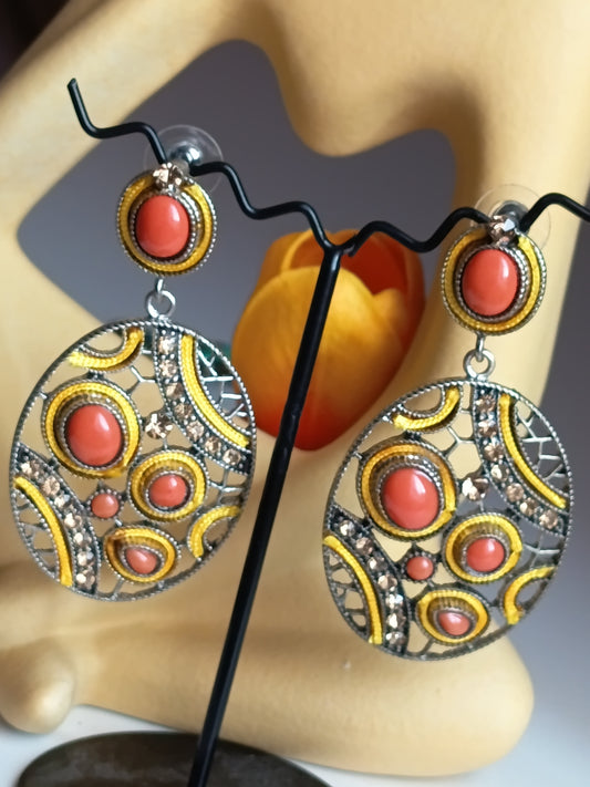 Bijoux artisanaux originaux, boucles d'oreilles pendantes style bohème chic aux tons jaunes et corail.