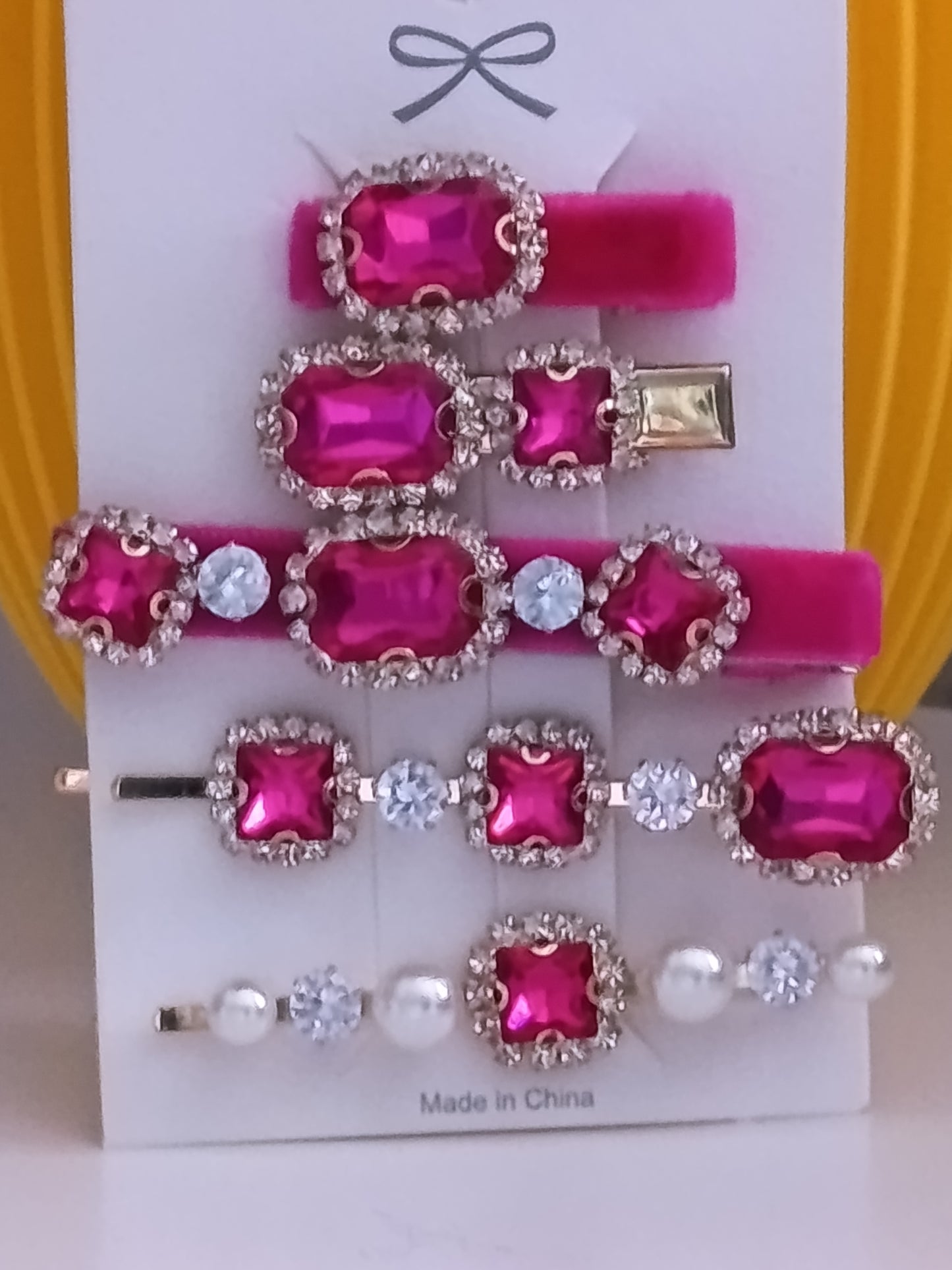 Lot de 3 pinces crocrodiles, et 2 barrettes de couleur fuchsia avec strass, le tout bien brillant