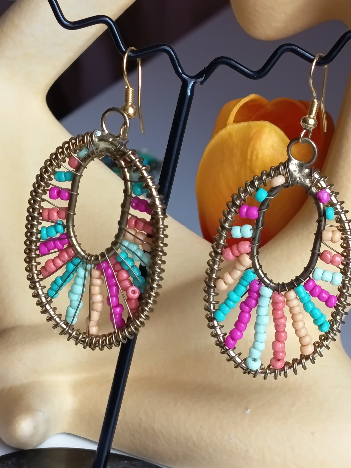 ✨ Boucles d’oreilles pendantes artisanales – Design ovale et perles colorées ✨