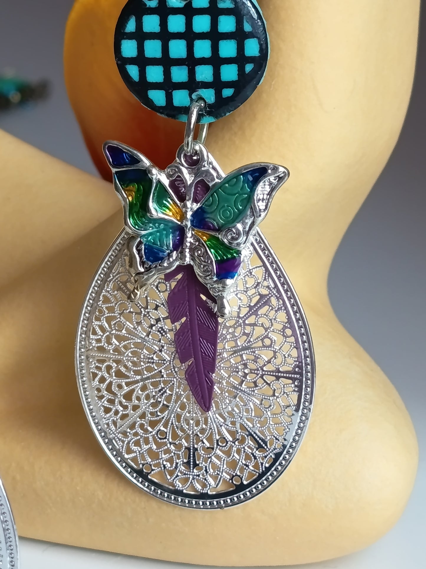 🦋✨ Boucles d'oreilles artisanales "Papillon & Filigrane" : L'accessoire chic et original pour sublimer votre style ! 💎🌸🎨