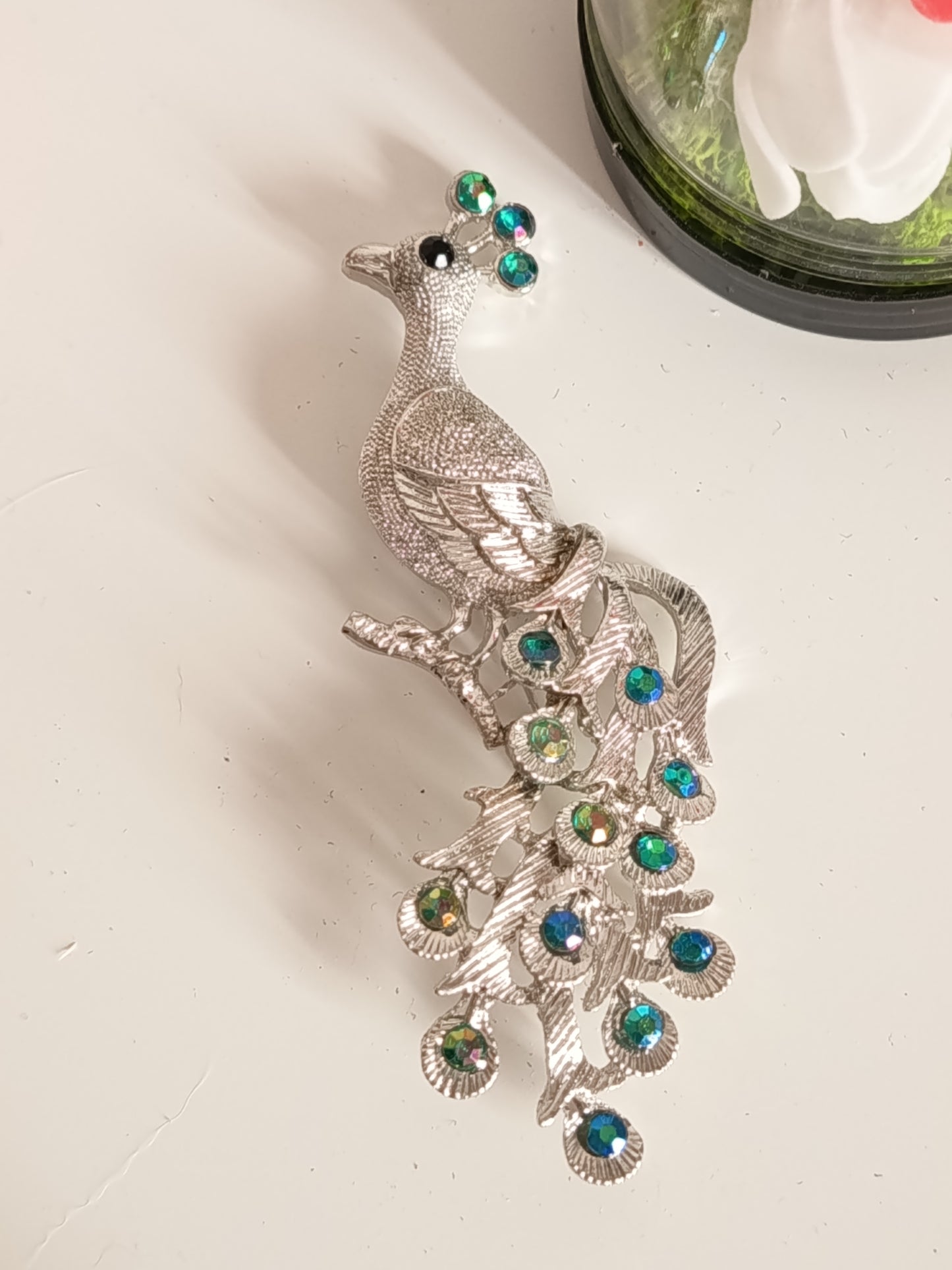 🦚 Broche Paon Vintage Art Déco – Métal Argenté et Cristaux Multicolores – Élégance Rétro et Raffinée ✨