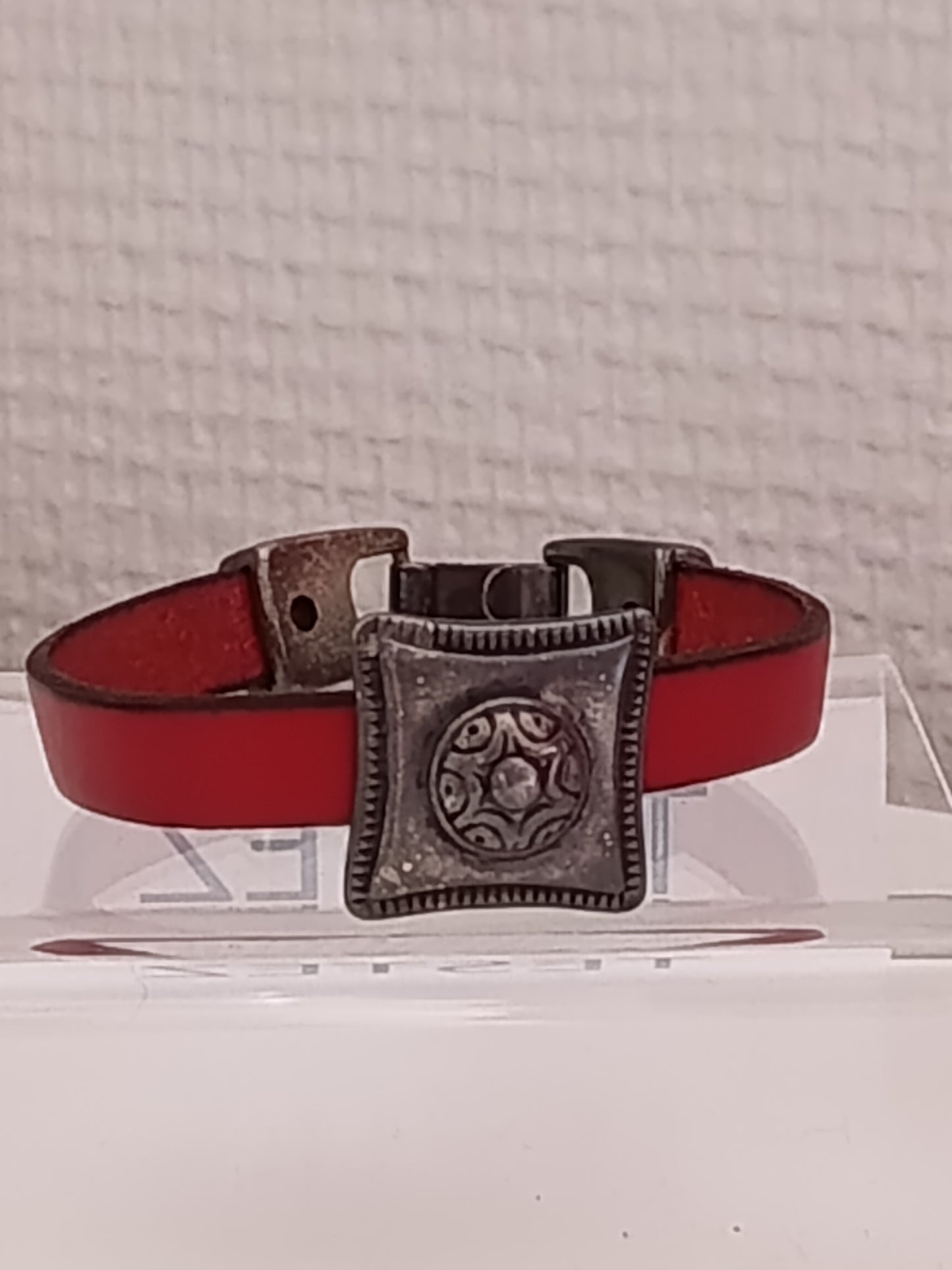 Bracelet Cuir Rouge "Esprit Bohème" – Ornement Médiéval en Métal Vieilli