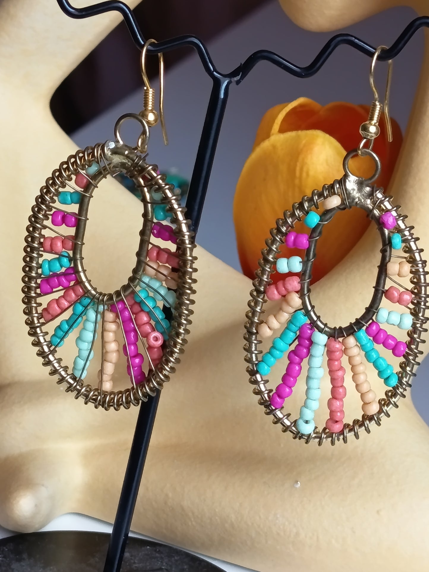 ✨ Boucles d’oreilles pendantes artisanales – Design ovale et perles colorées ✨