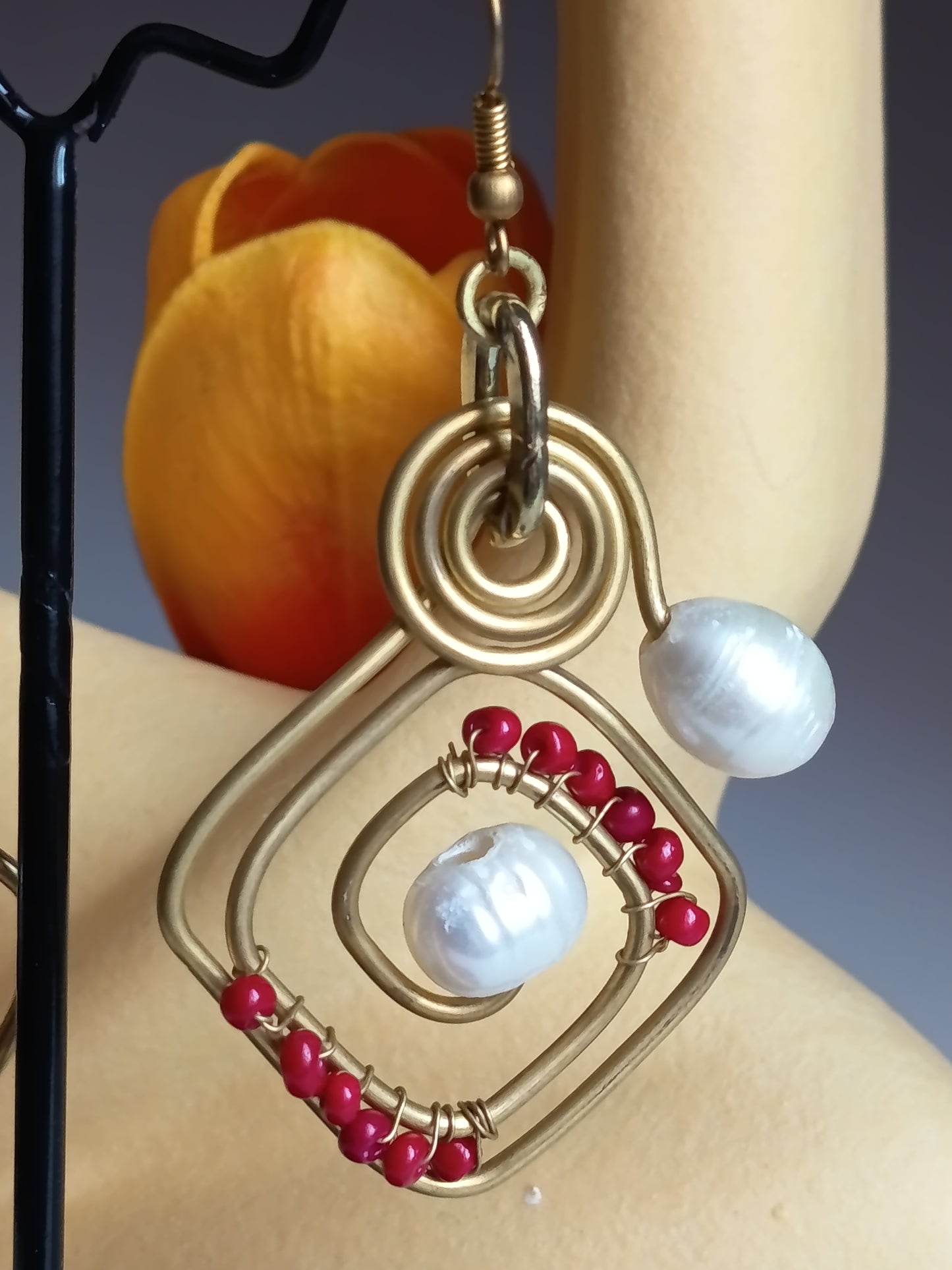 ✨ Boucles d'oreilles artisanales dorées : perles blanches & touches rouges ❤️